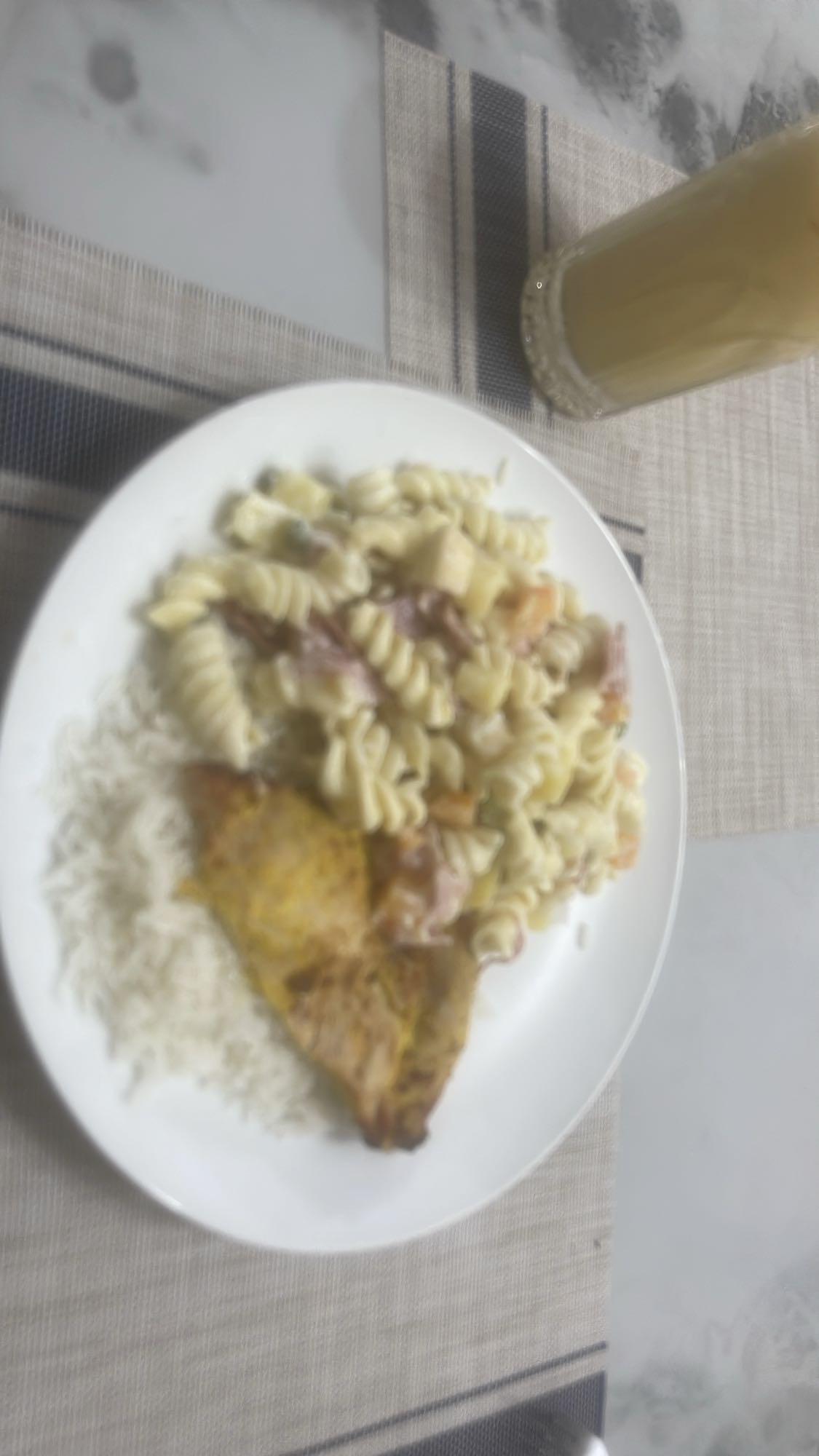 Pasta con pollo y arroz