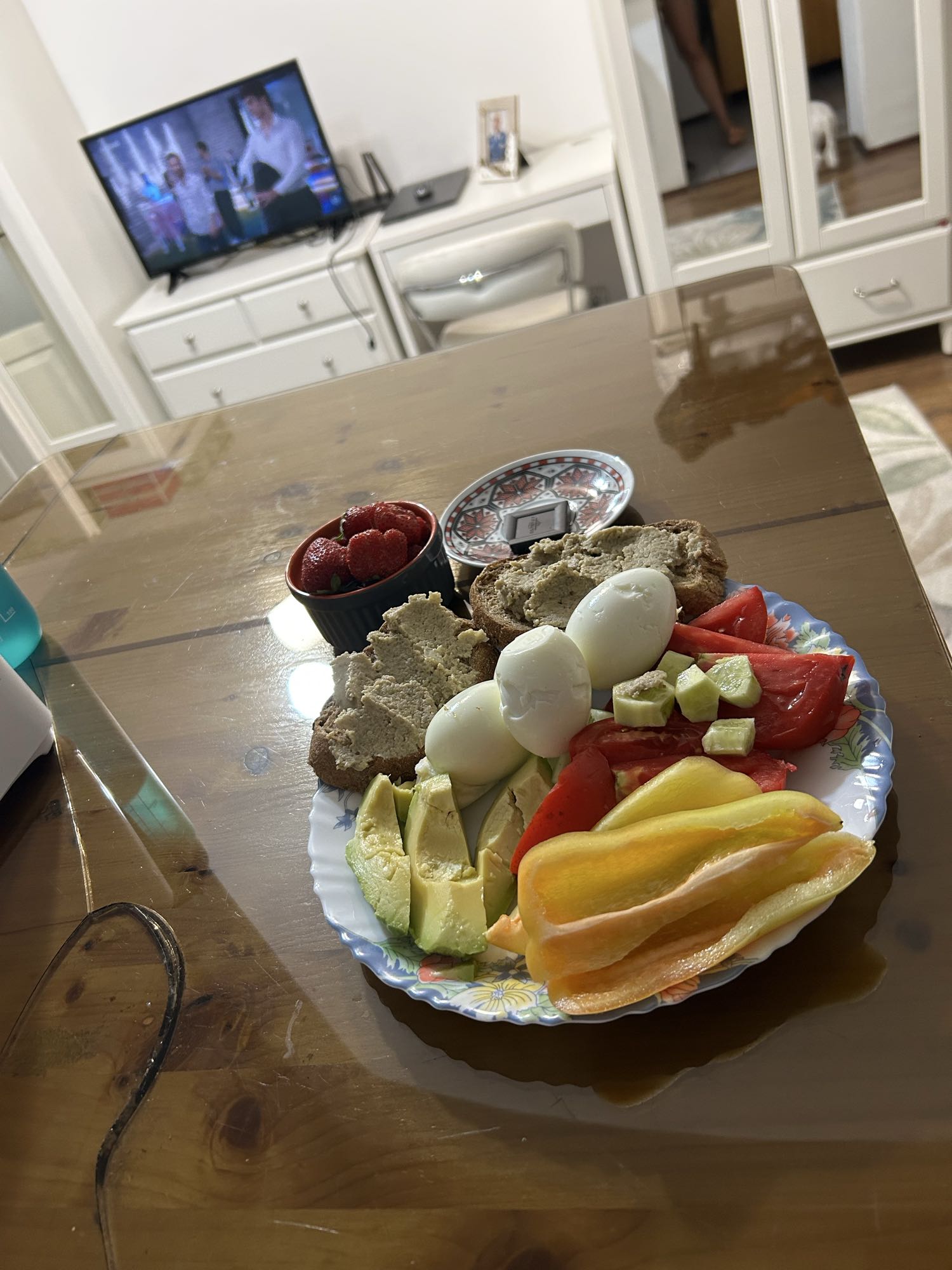 Mic dejun cu ouă, pâine neagră și salată de vinete