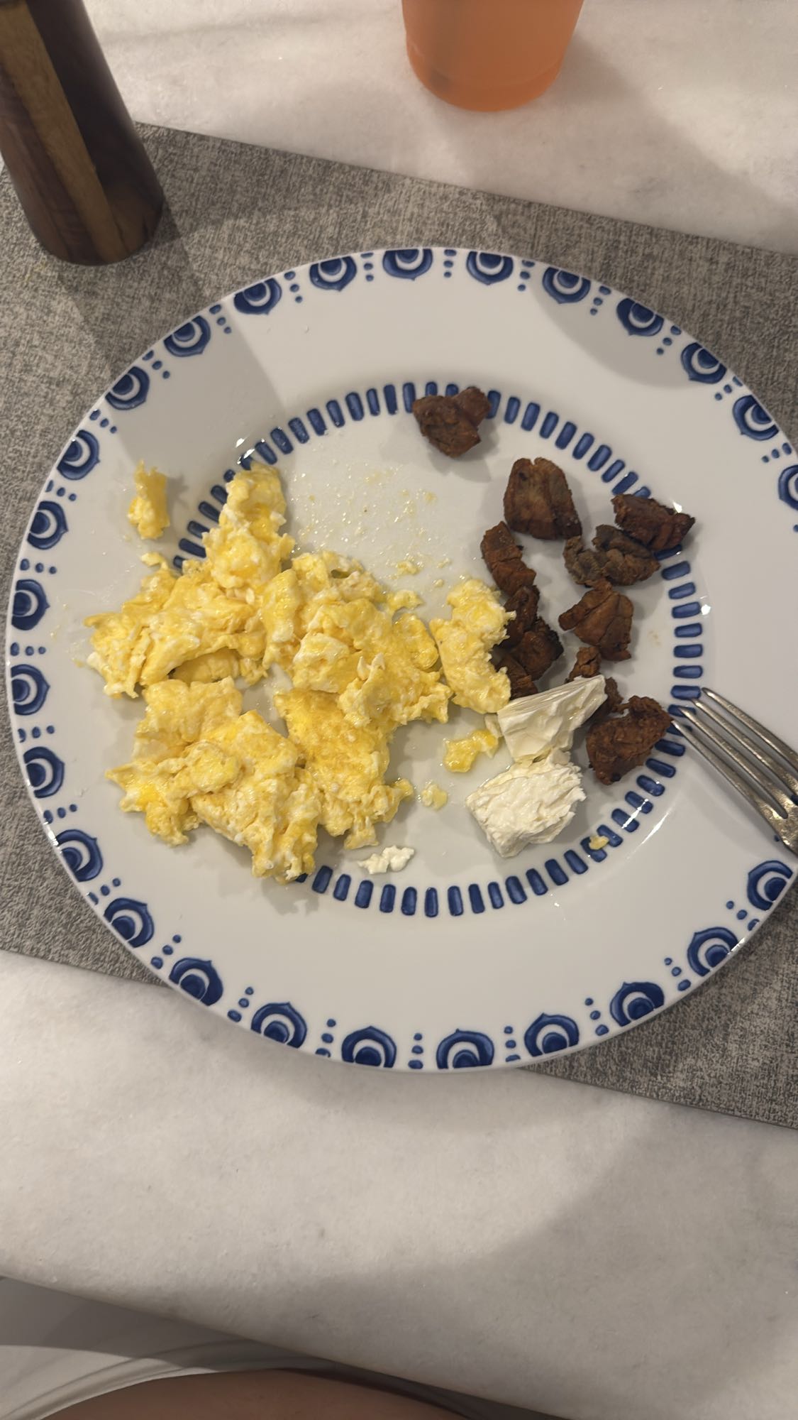 Huevos con carne y queso