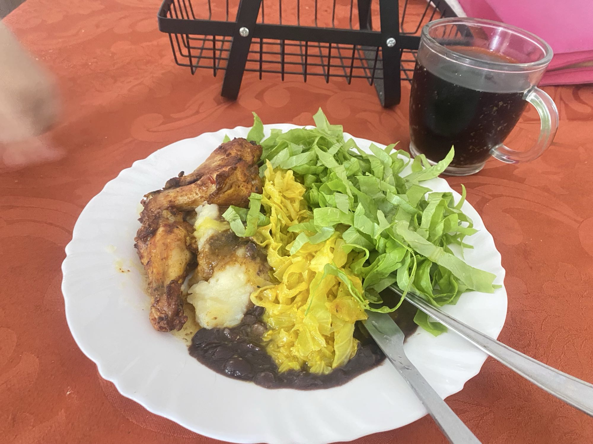 Frango com purê e salada