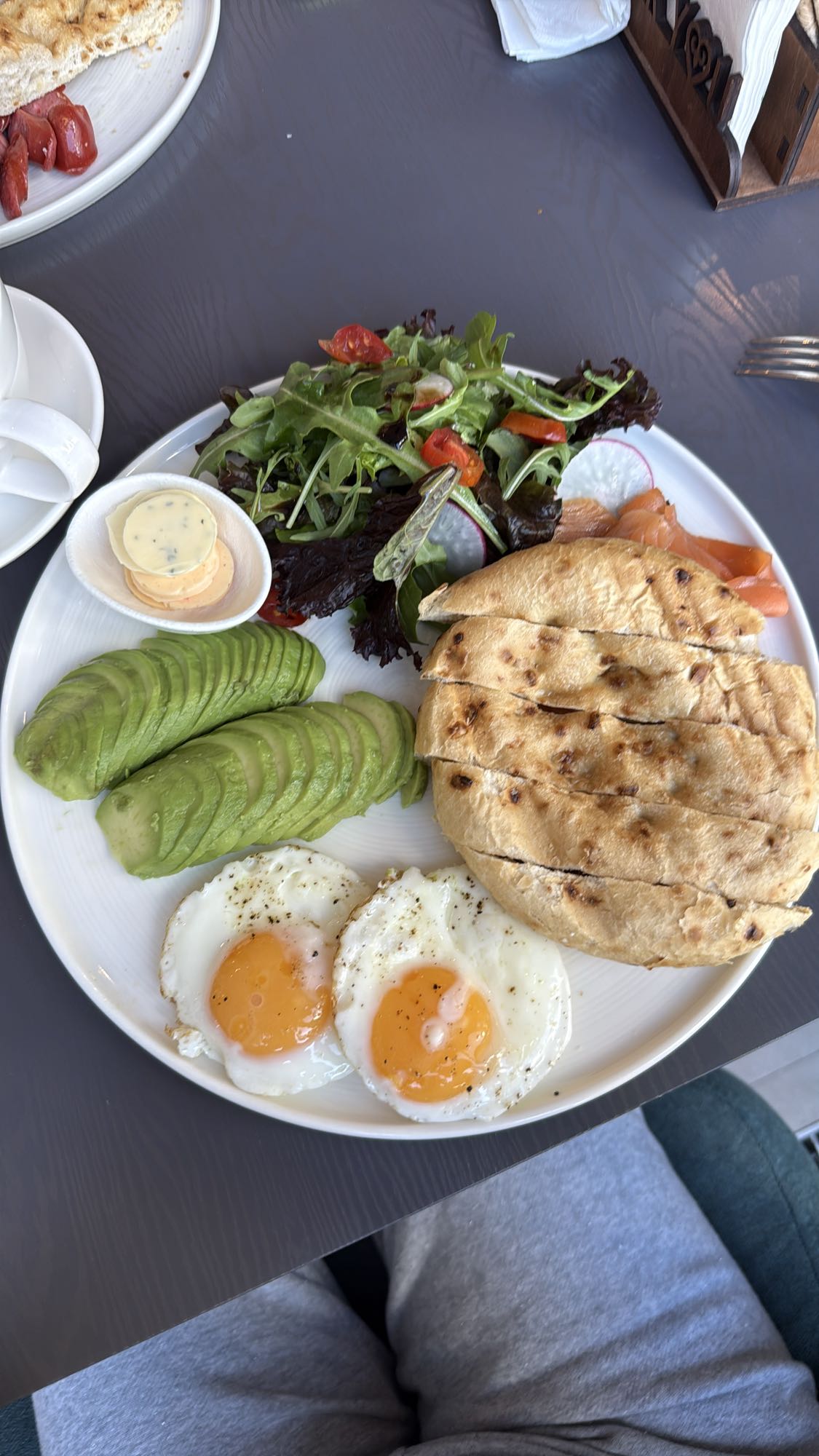 Завтрак с яйцами и авокадо