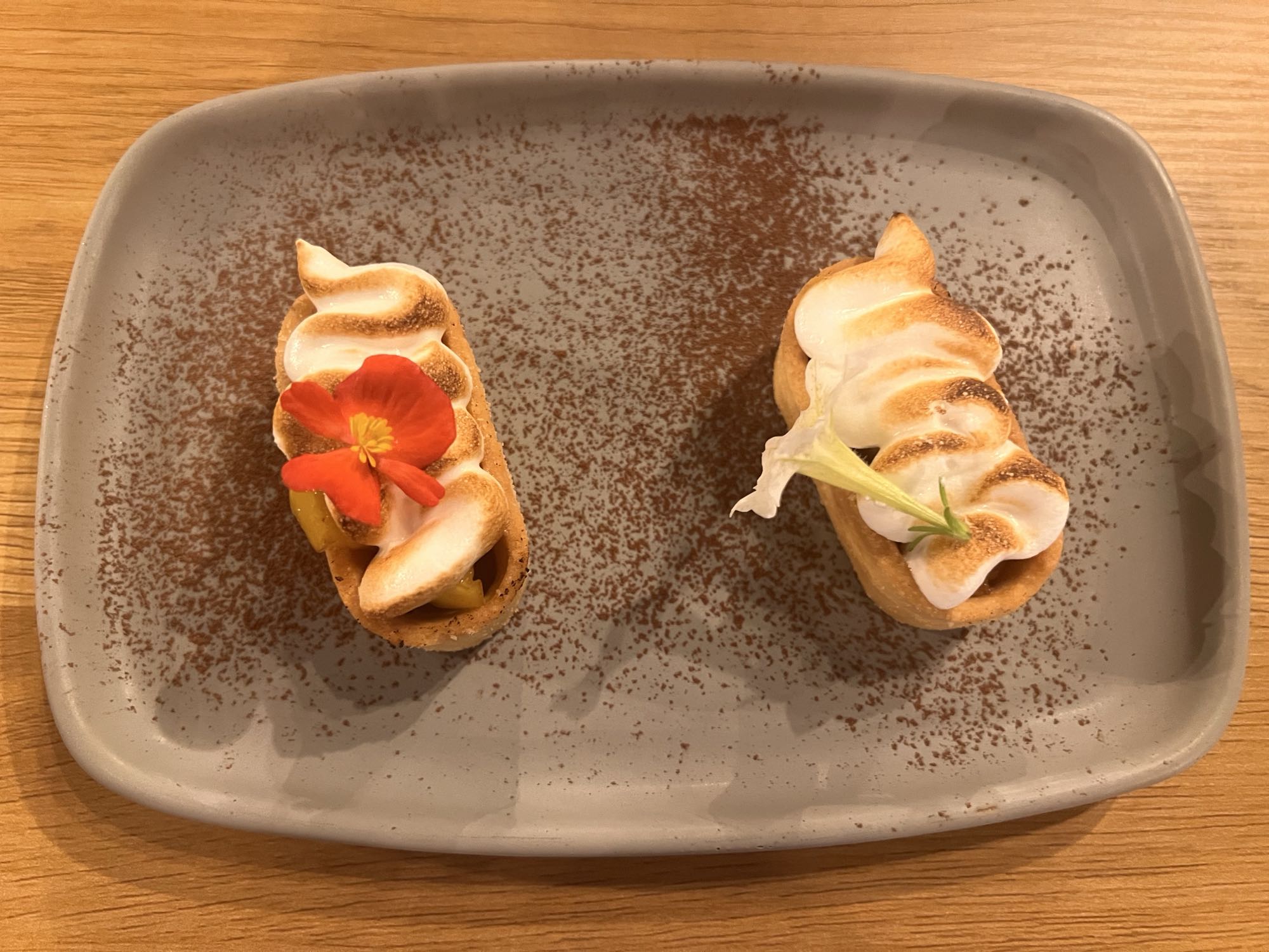 Mini tarte cu bezea și flori