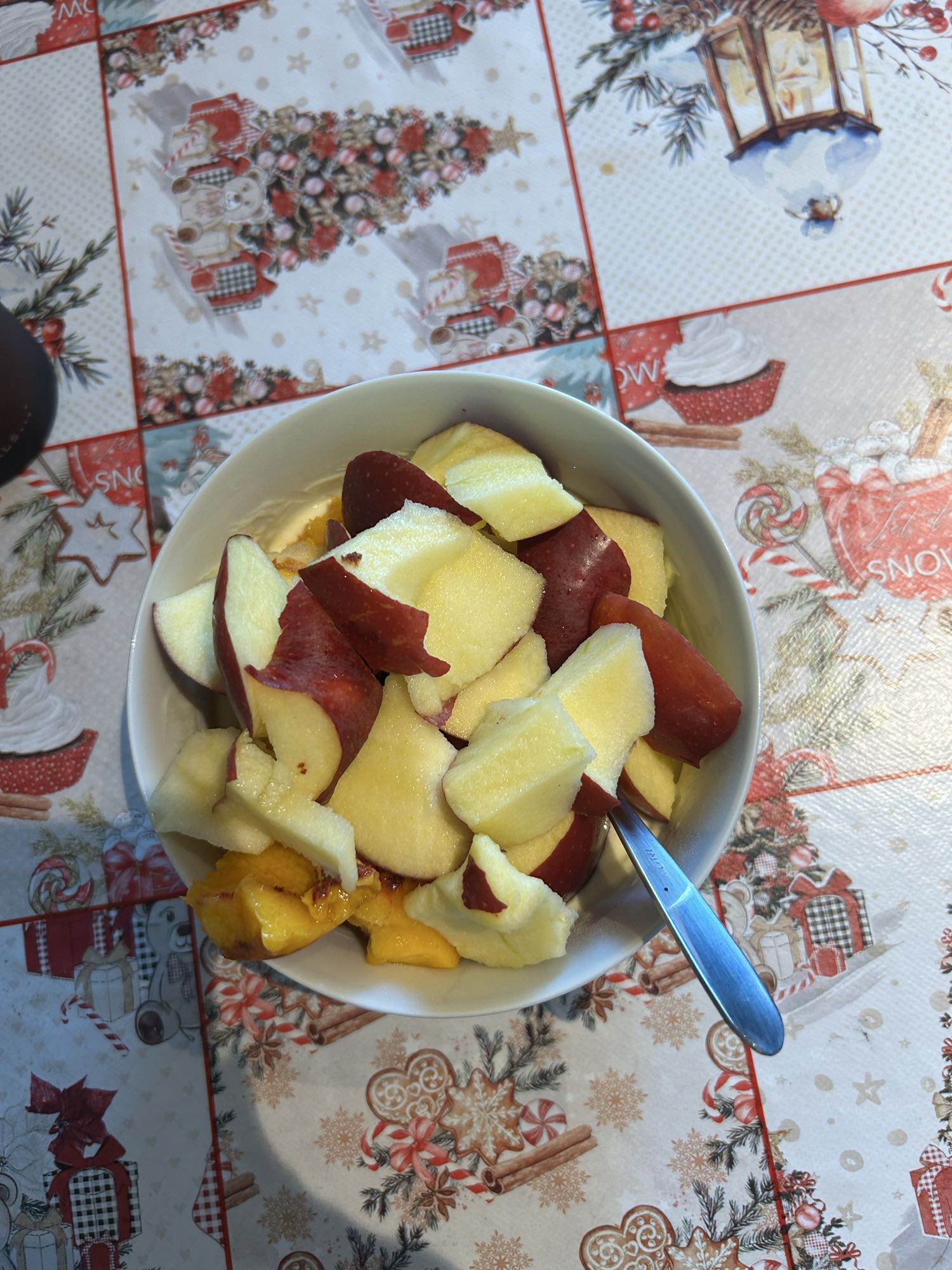 Iaurt proteic cu pudră proteică, piersică și măr roșu