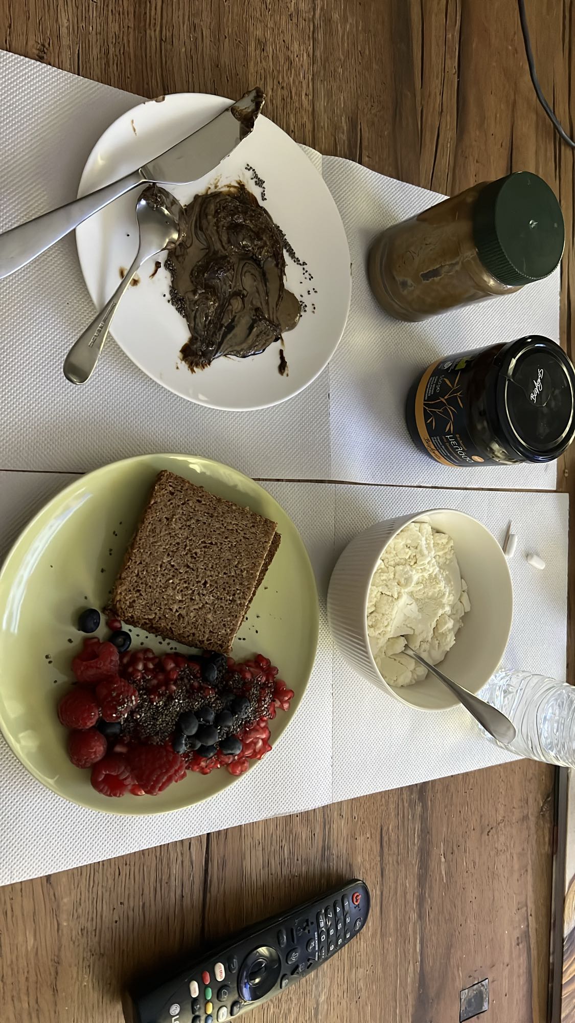 Πρωινό με ψωμί, φρούτα & τυρί