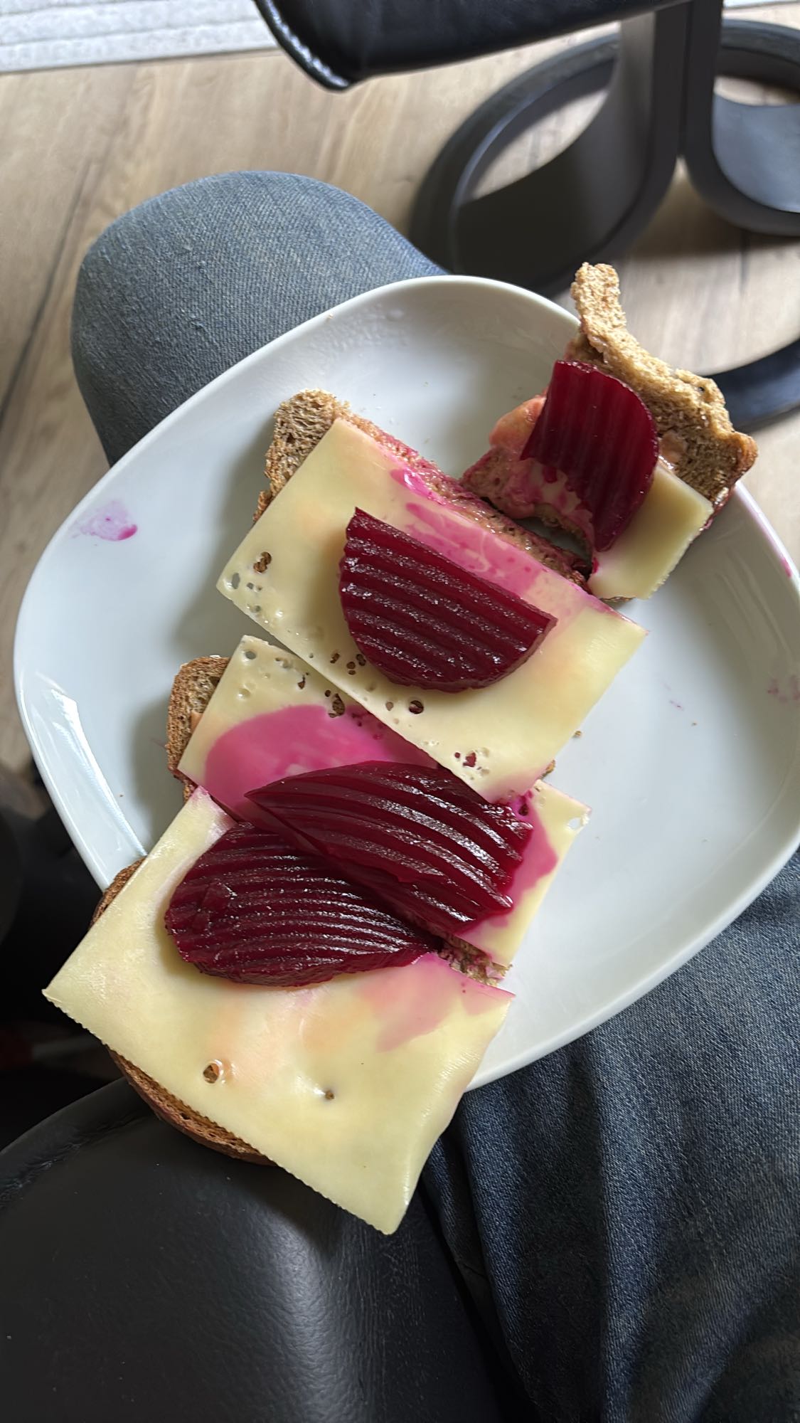 Brød med kaviar, ost, rødbeter