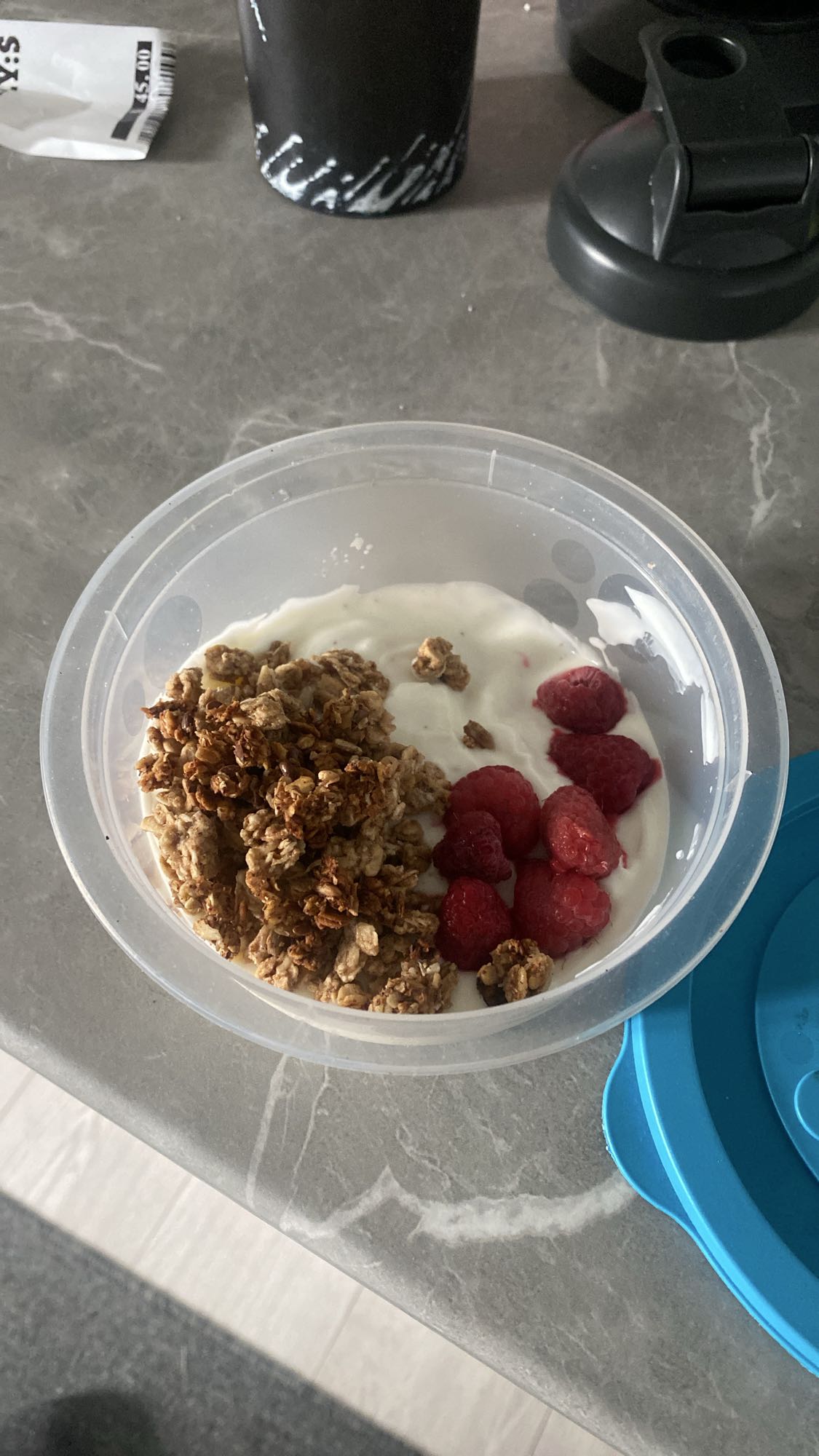 Yoghurt med granola & hallon