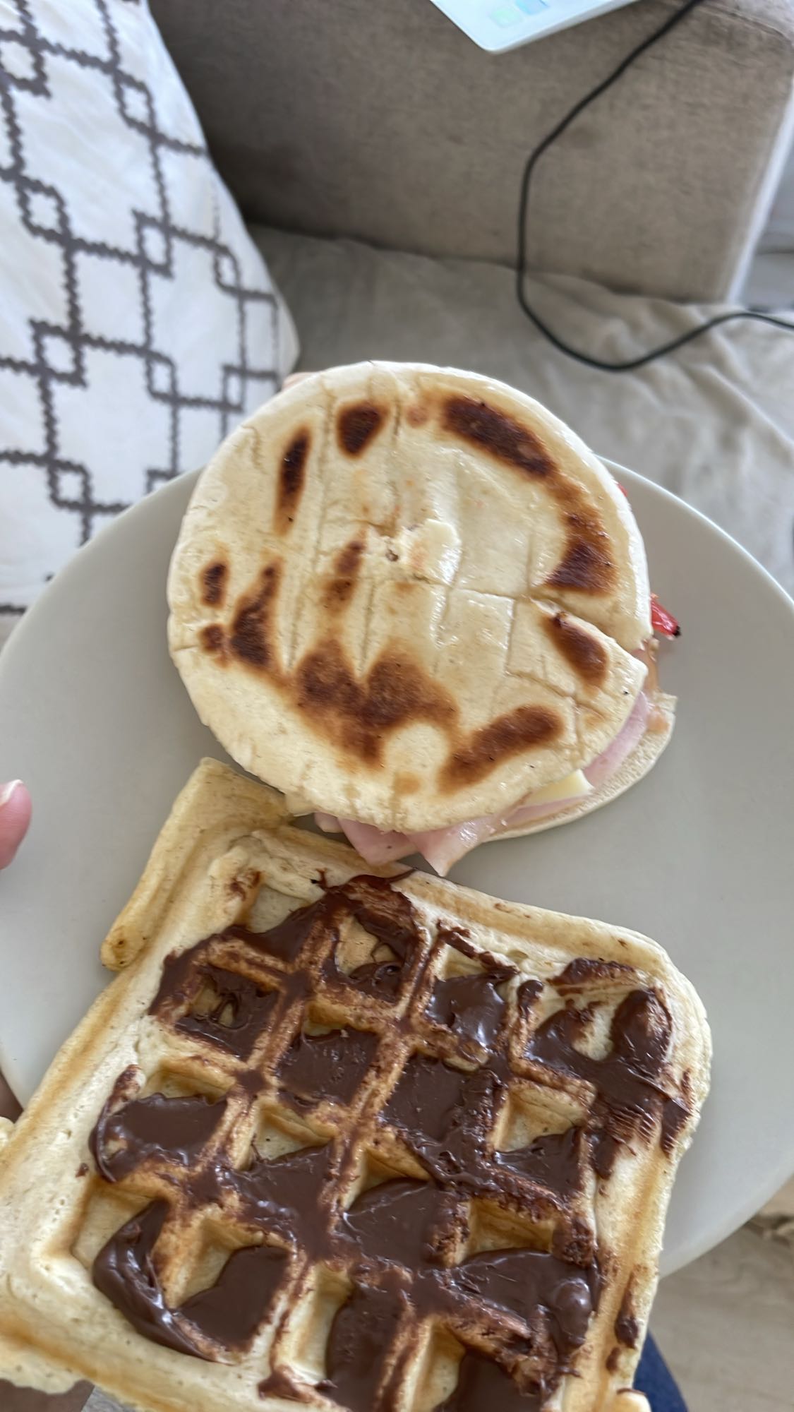 Sandviș și vafă cu ciocolată