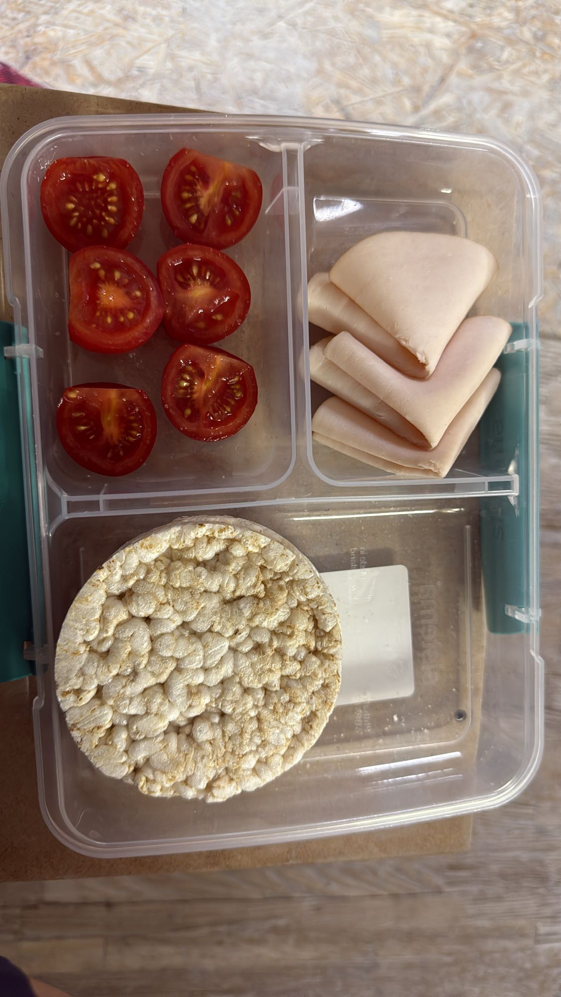 Gustare cu roșii și curcan