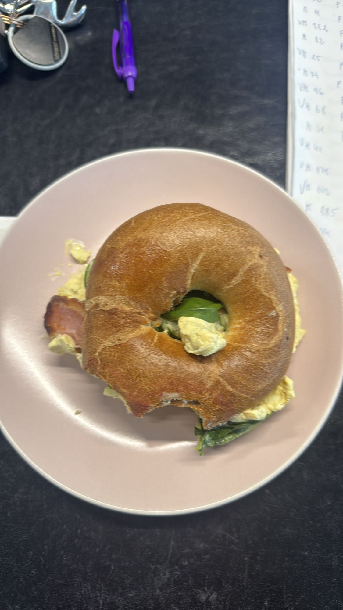 Bajgiel z jajkiem i boczkiem