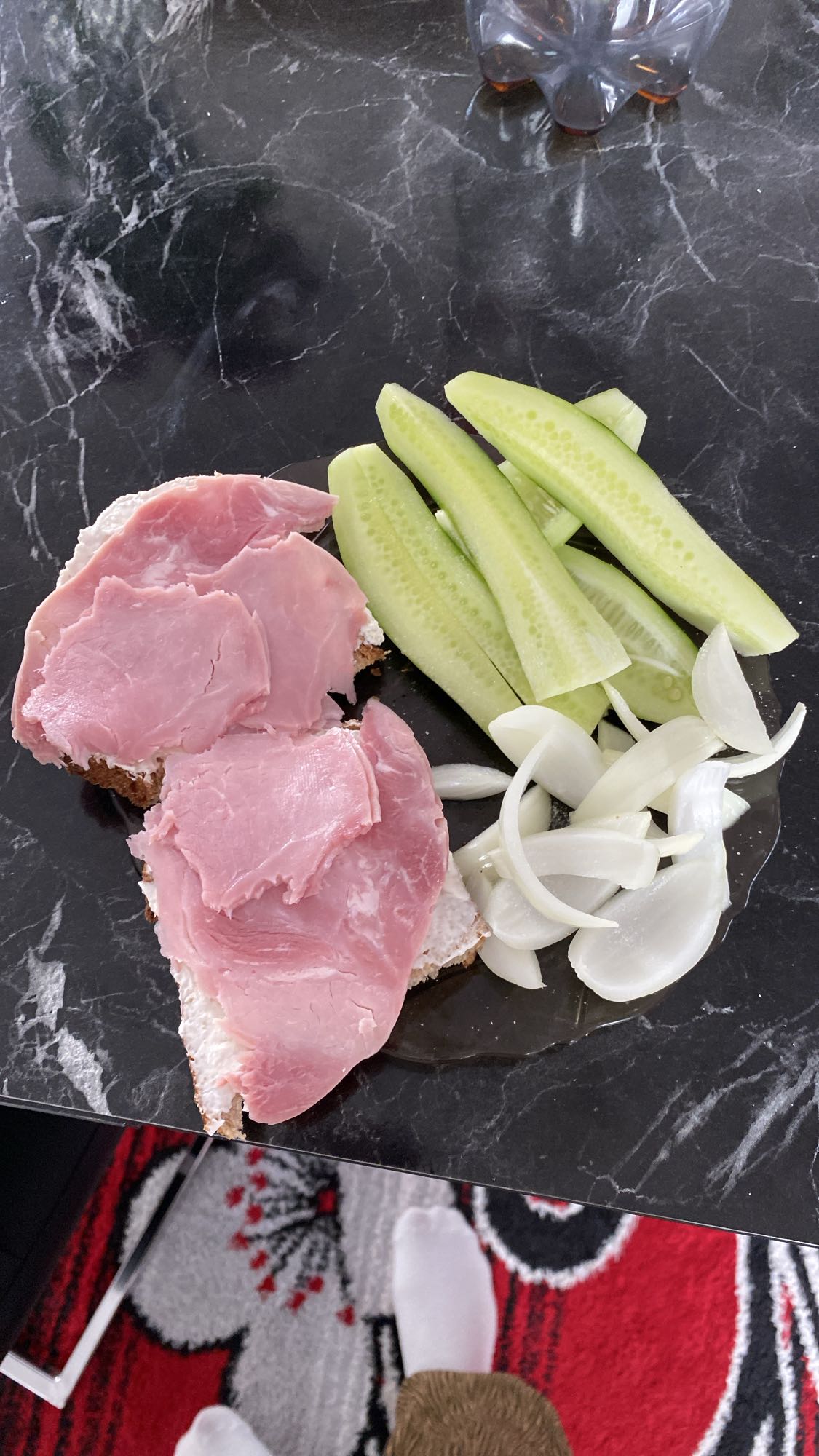 Sandviș cu șuncă și legume