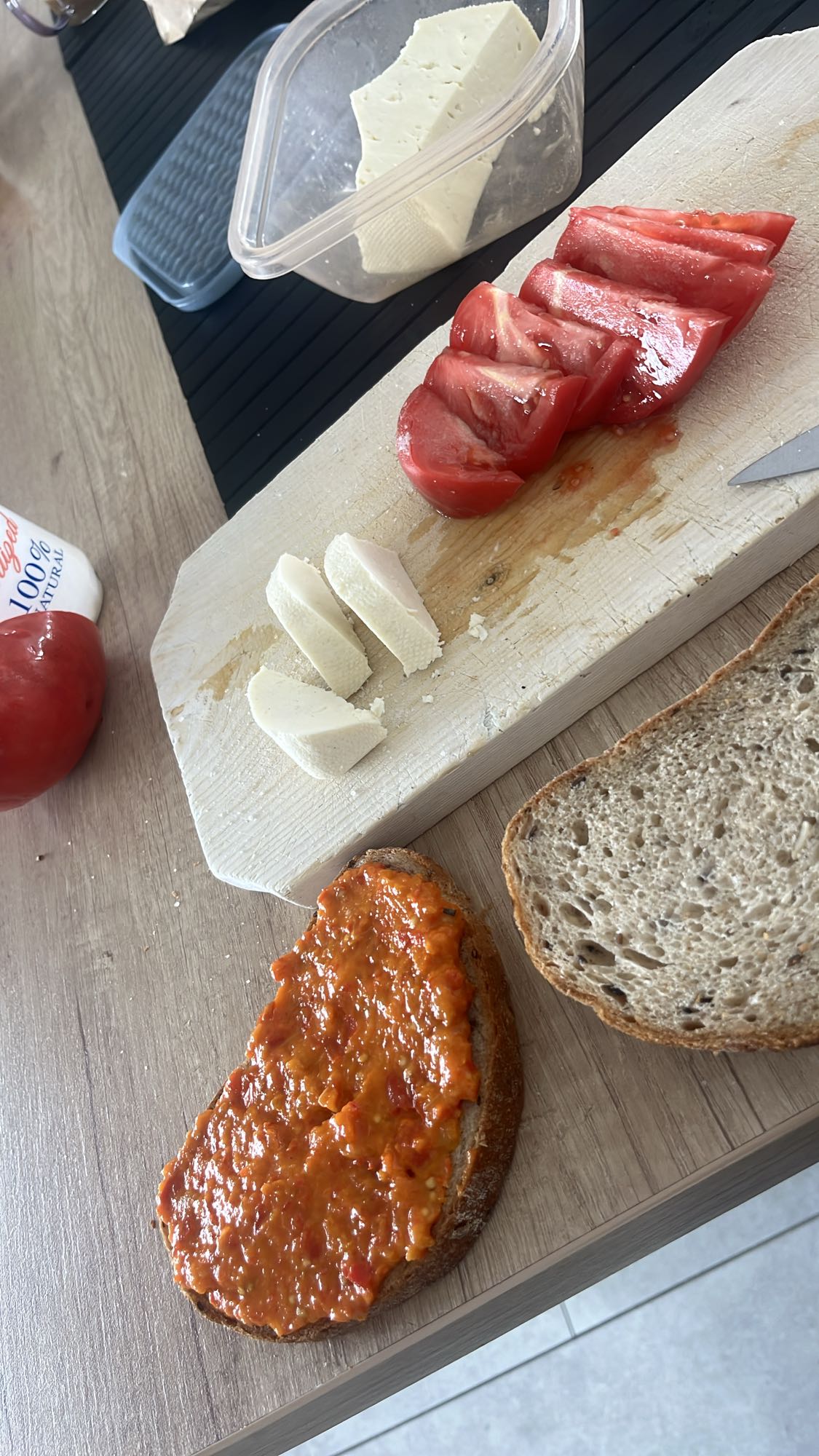 Sandviș cu brânză și legume