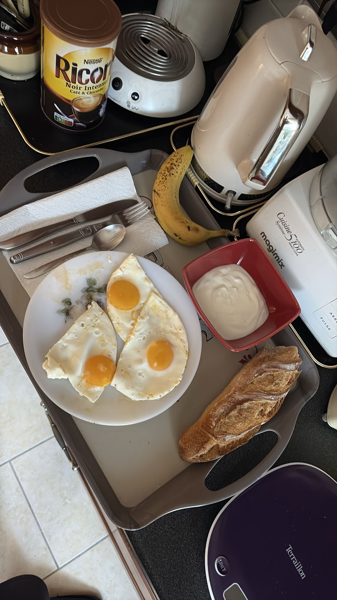 Petit déjeuner œufs et pain