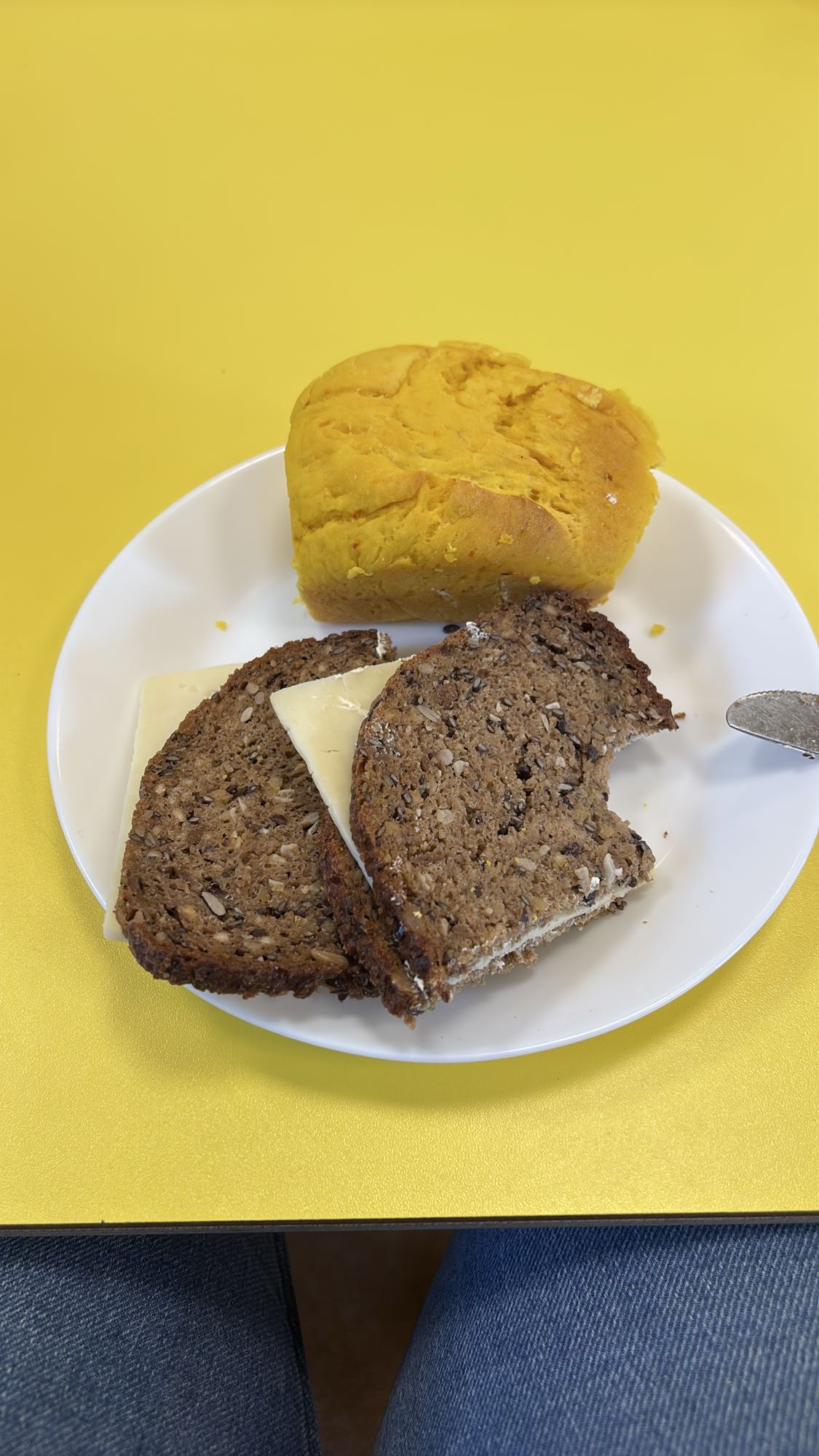Brot mit Käse & Kürbisbrötchen