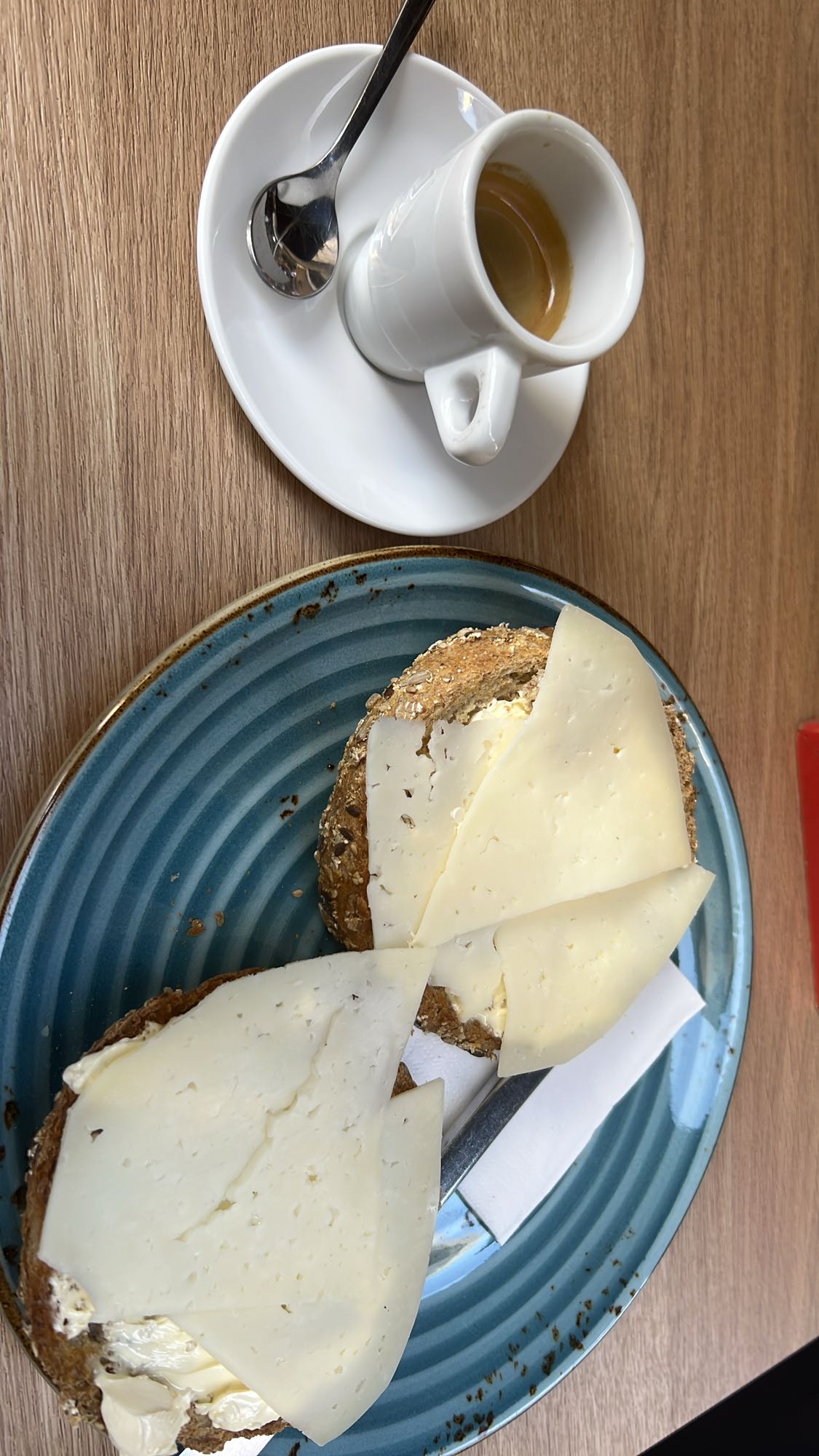Tostadas con queso y café