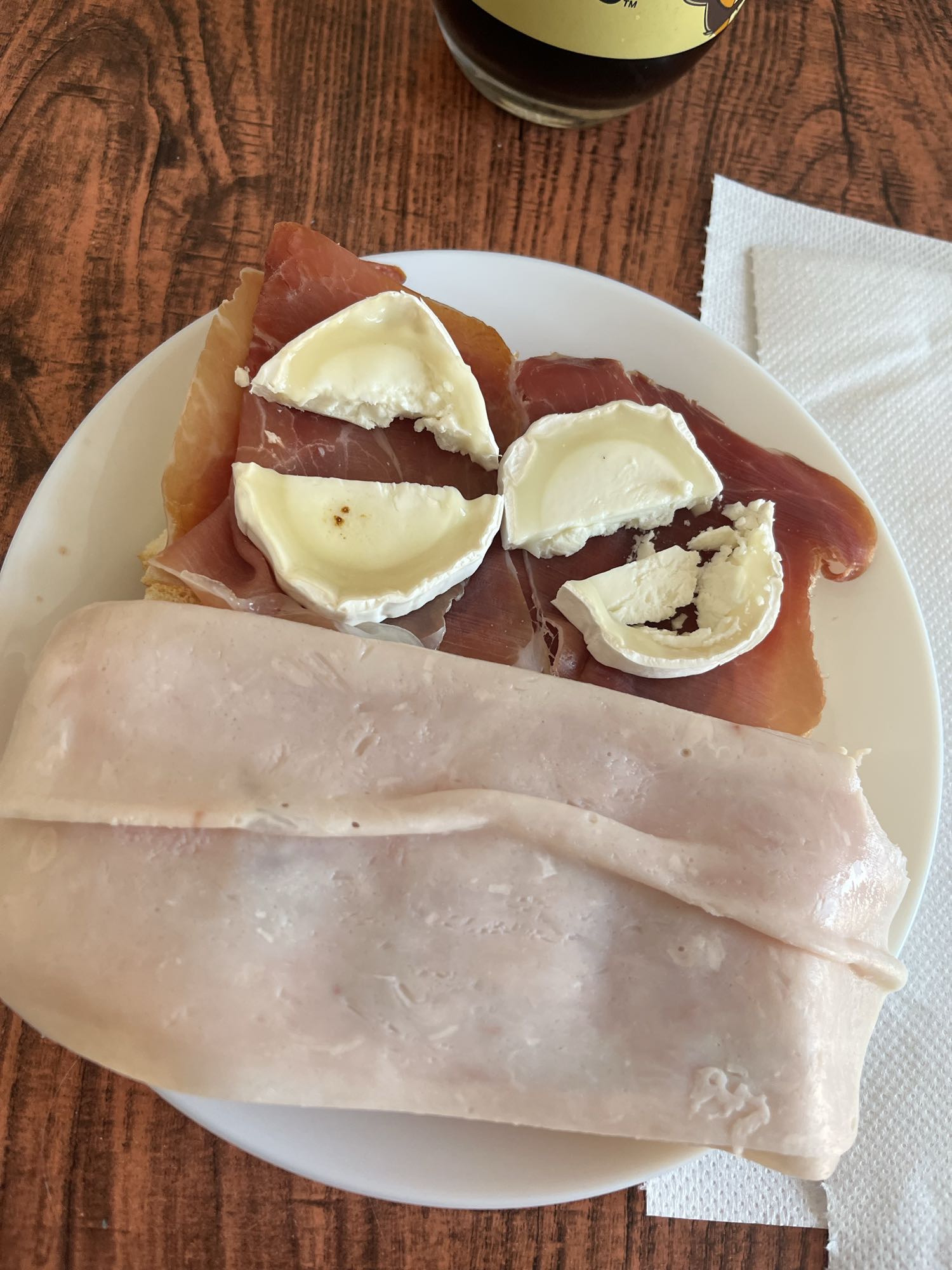 Bocadillo mixto con queso