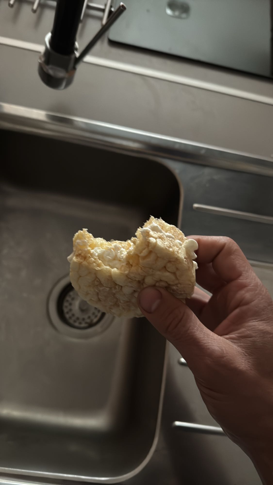 2 tortas de arroz con una cucharada de queso cottage