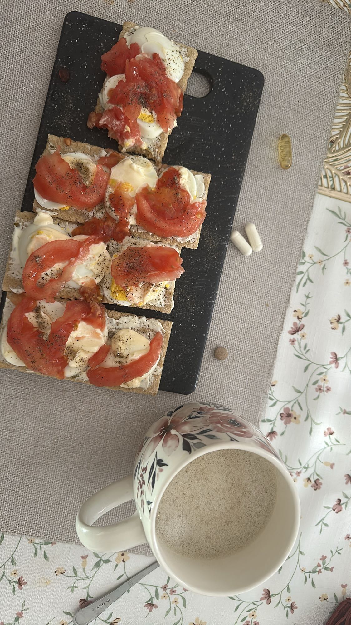 Kanapki z jajkiem i kawą