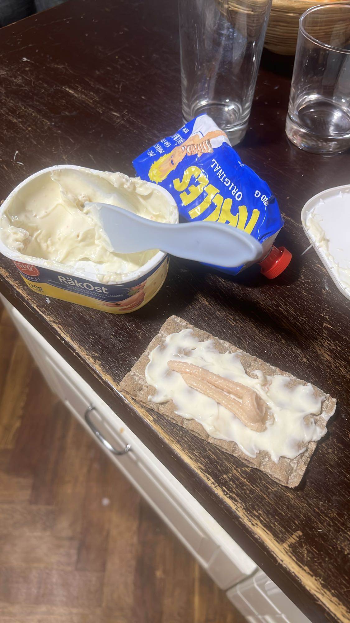 Knäckemacka med räkost