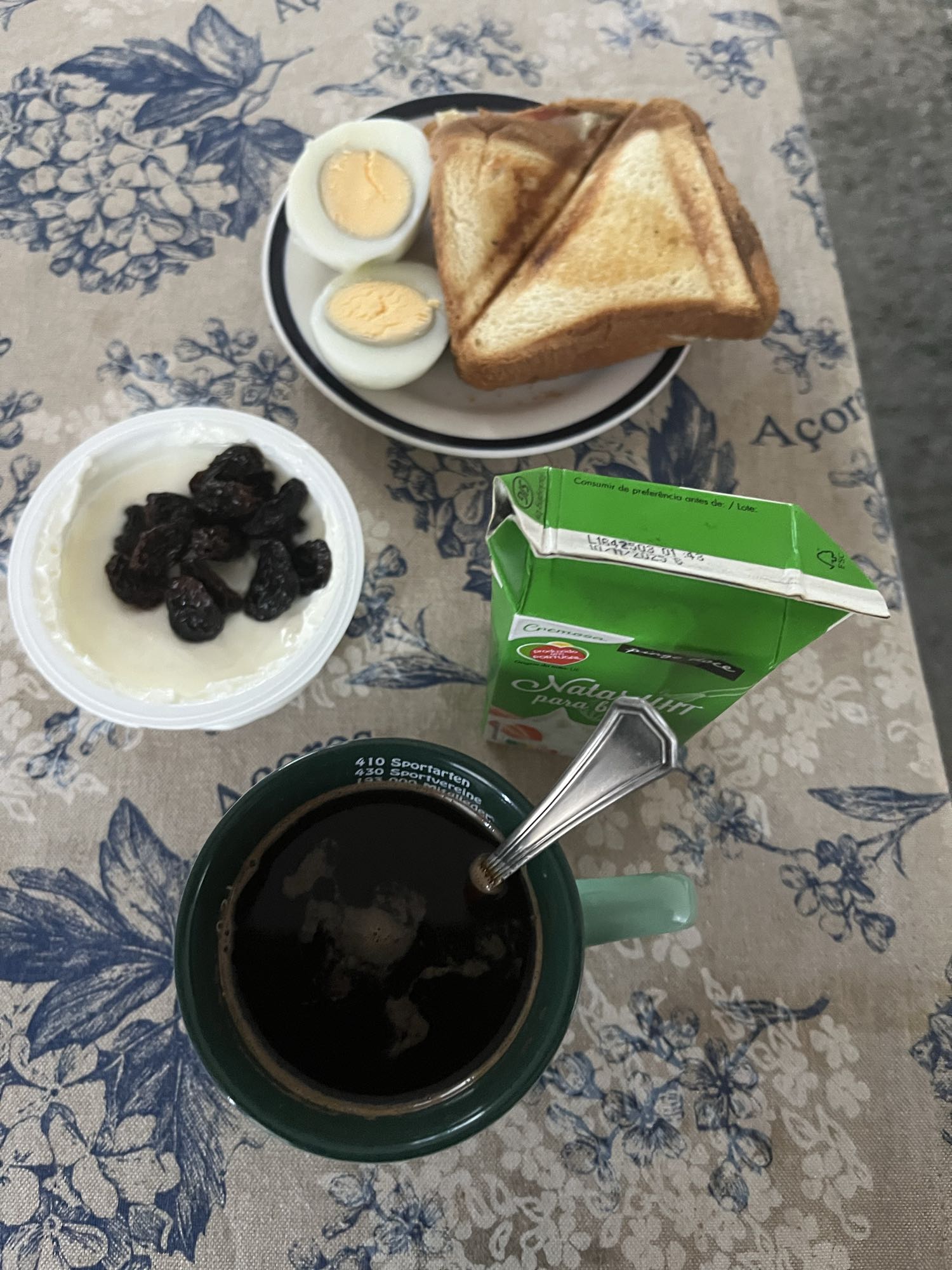 Завтрак с тостами и яйцами