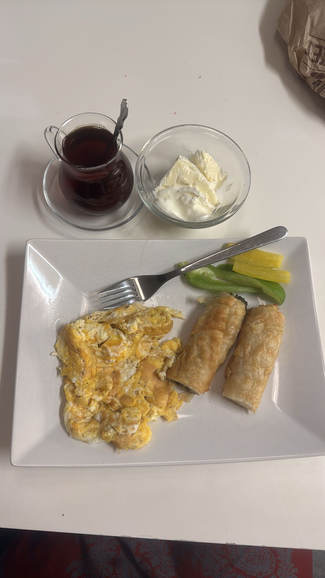 Frukost med ägg och börek