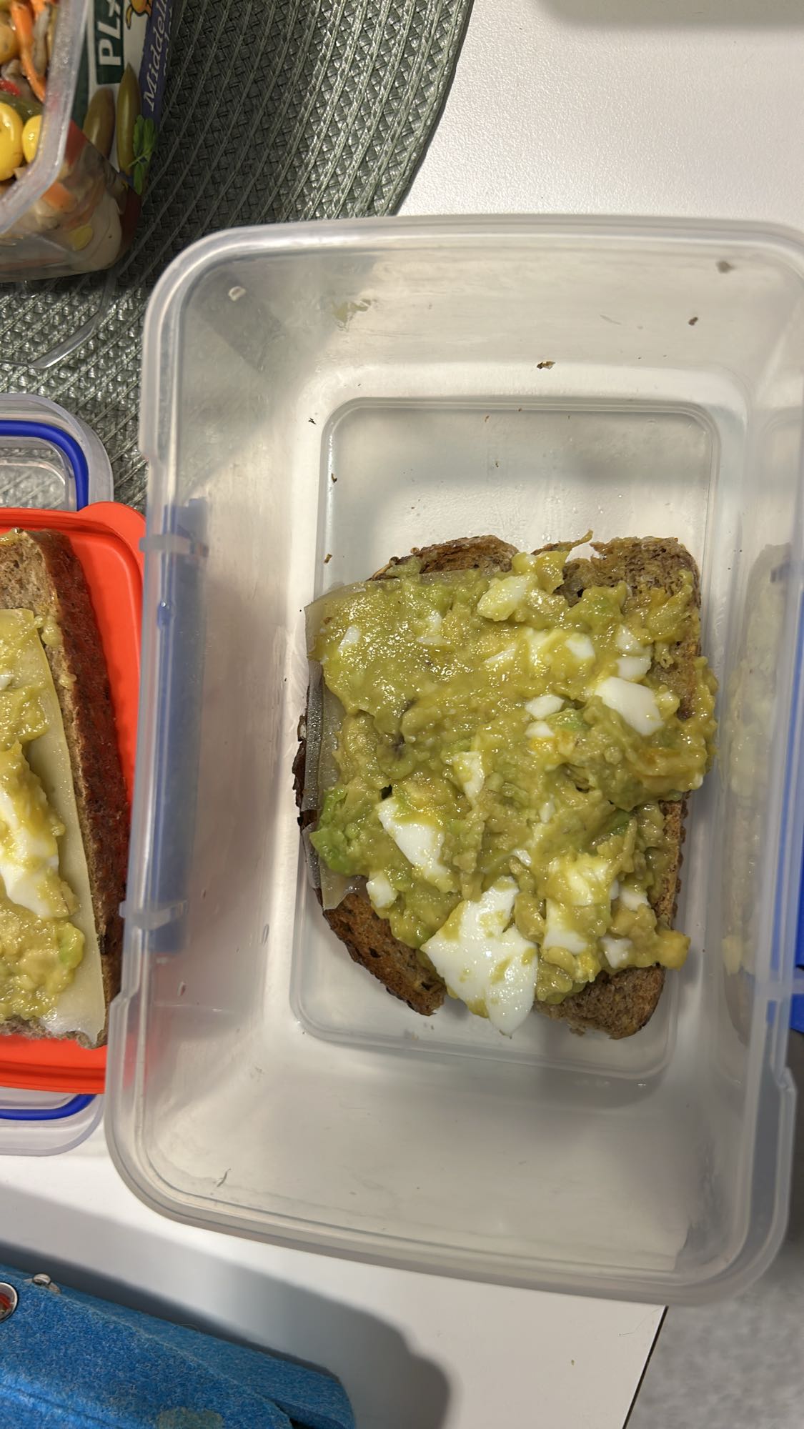 Avokado og egg på brød