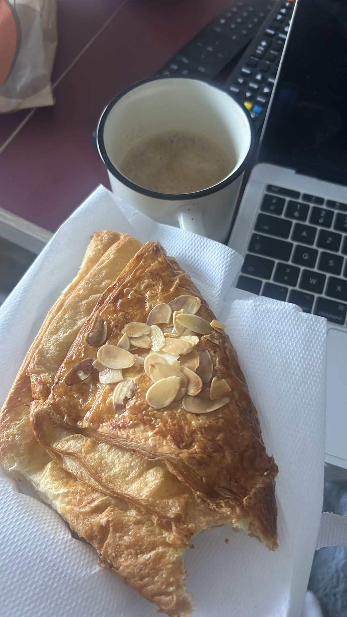 Croissant aux amandes et café