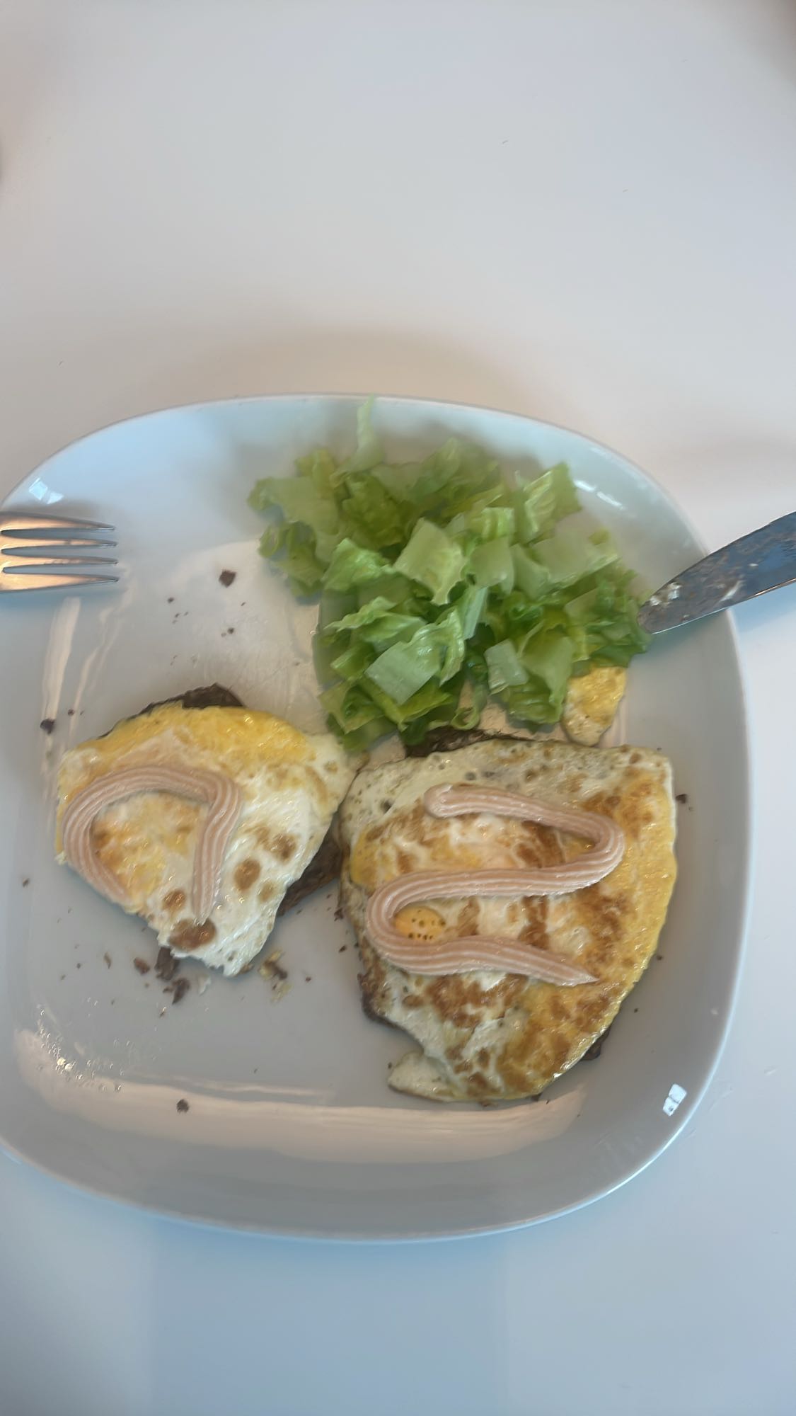 Stekt ägg med sallad