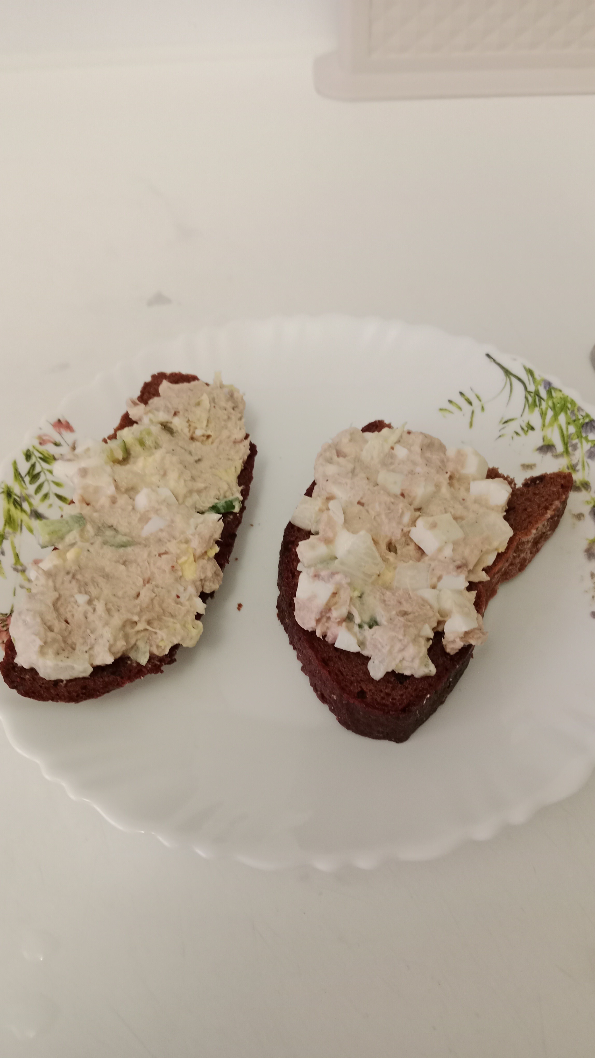 Tuna salad on rye bread