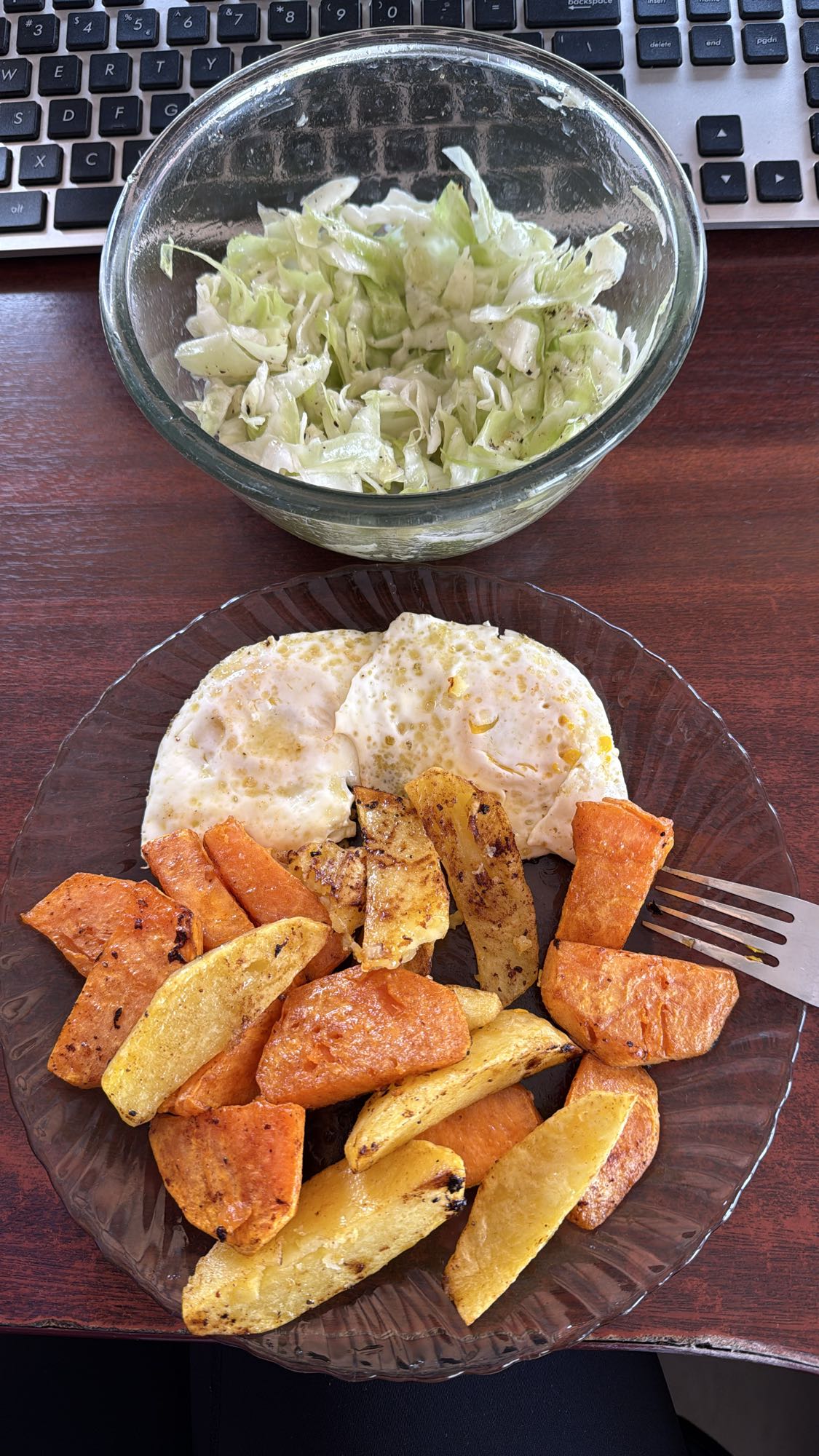 Ouă cu cartofi și salată