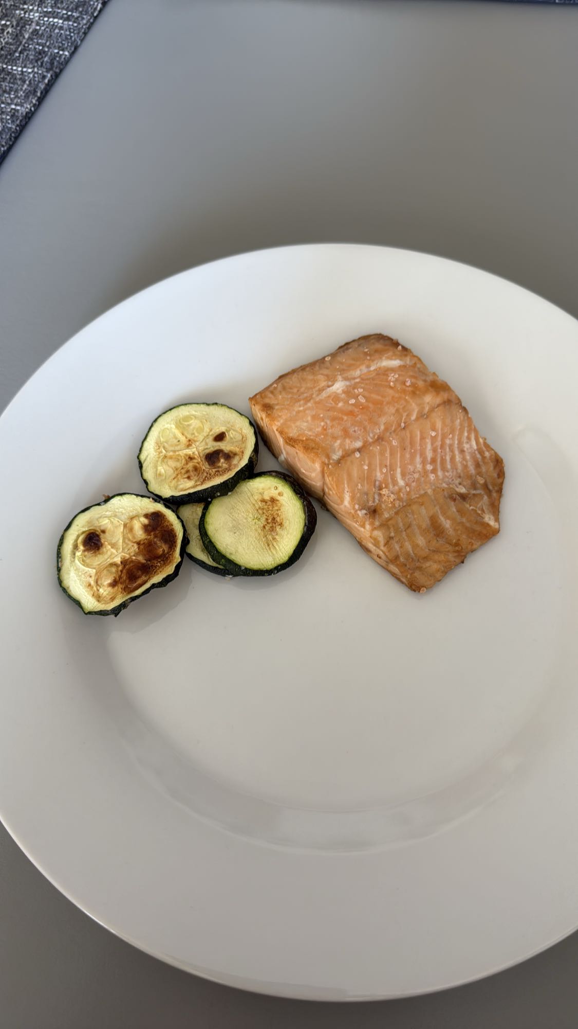 Somon cu dovlecei la grătar