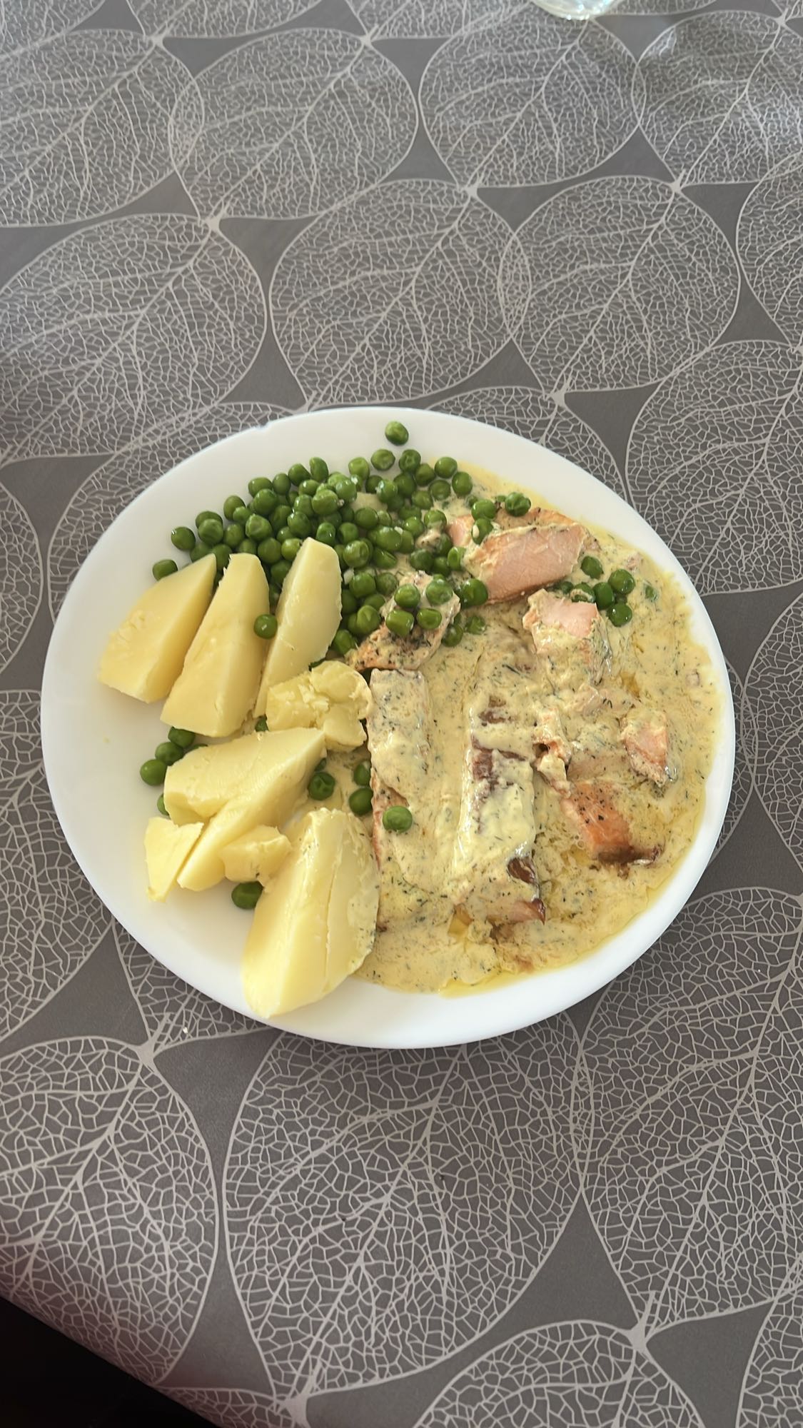 Lax med potatis och ärtor