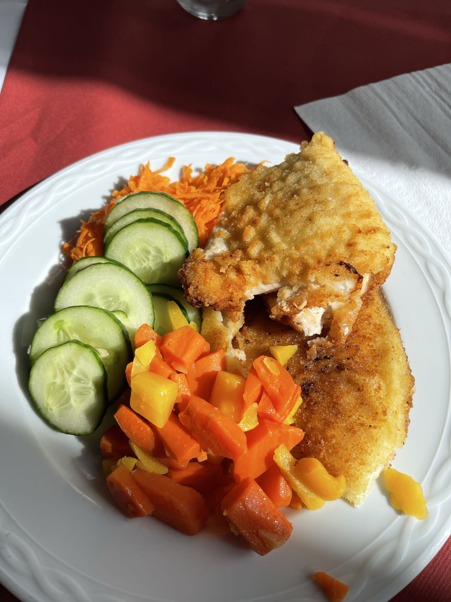 Gebratener Fisch mit Gemüse