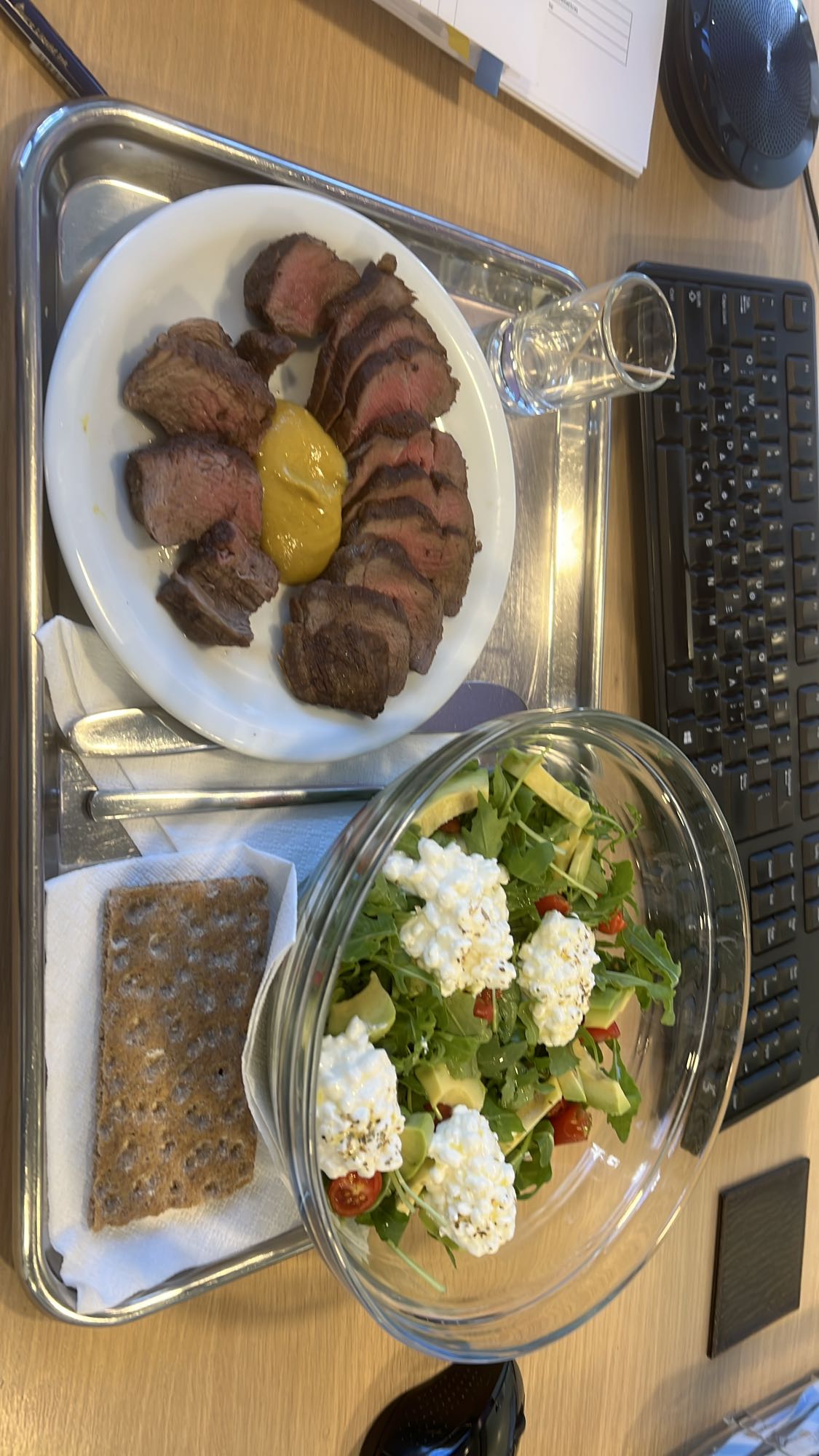 Σαλάτα με μοσχάρι και κράκερ