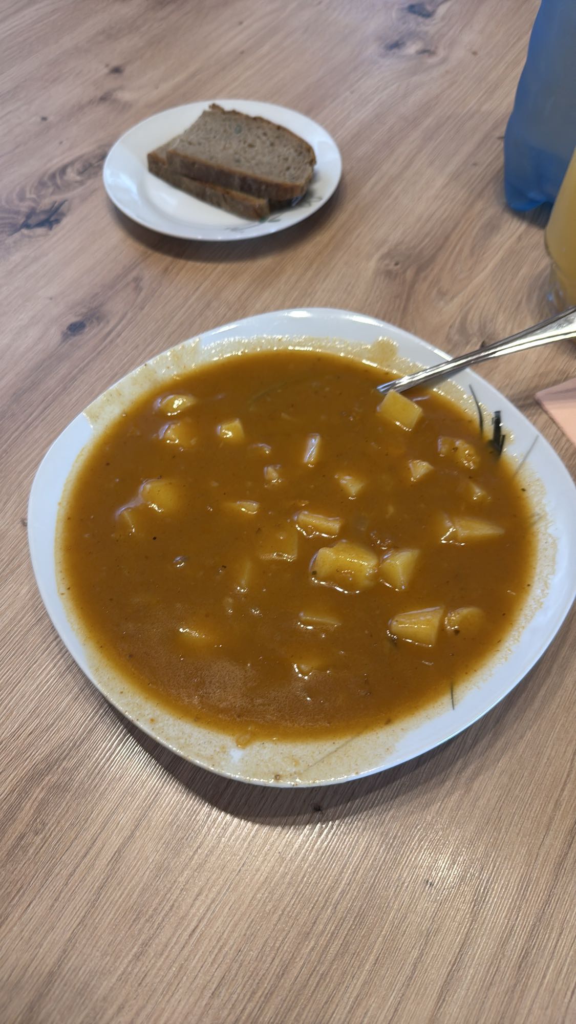 Kartoffelsuppe mit Brot