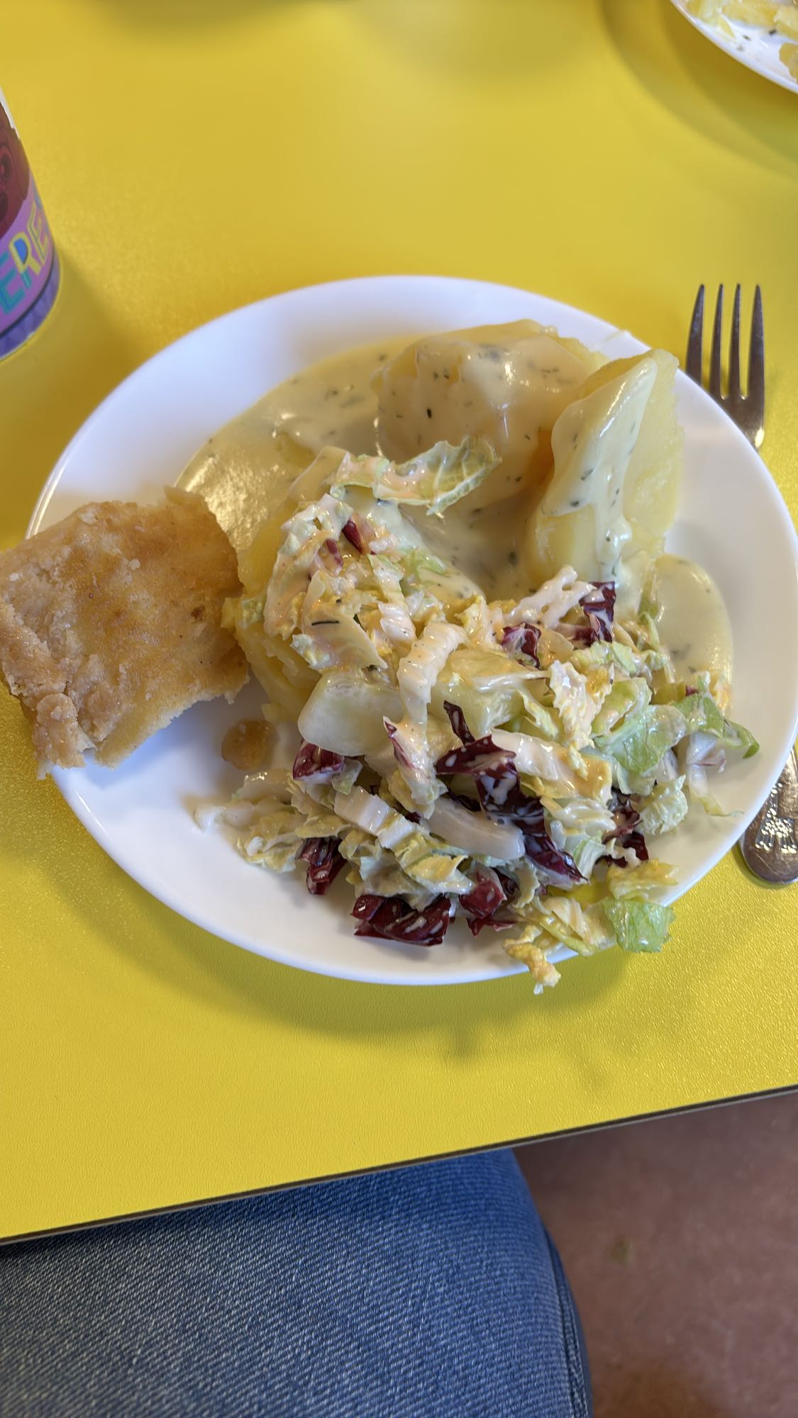 Kartoffeln mit Salat und Brot