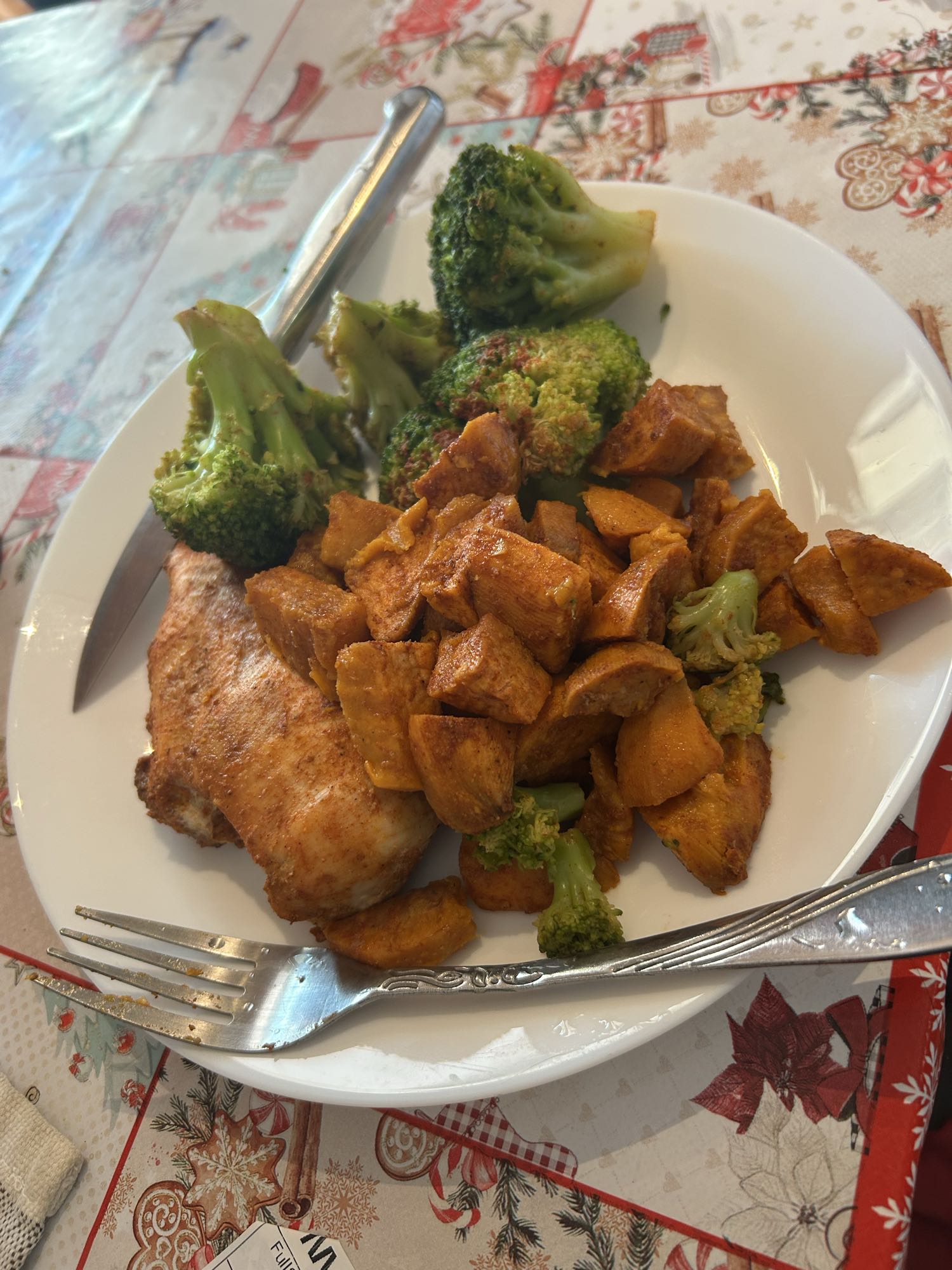 Pui cu cartofi dulci și broccoli la cuptor fără ulei