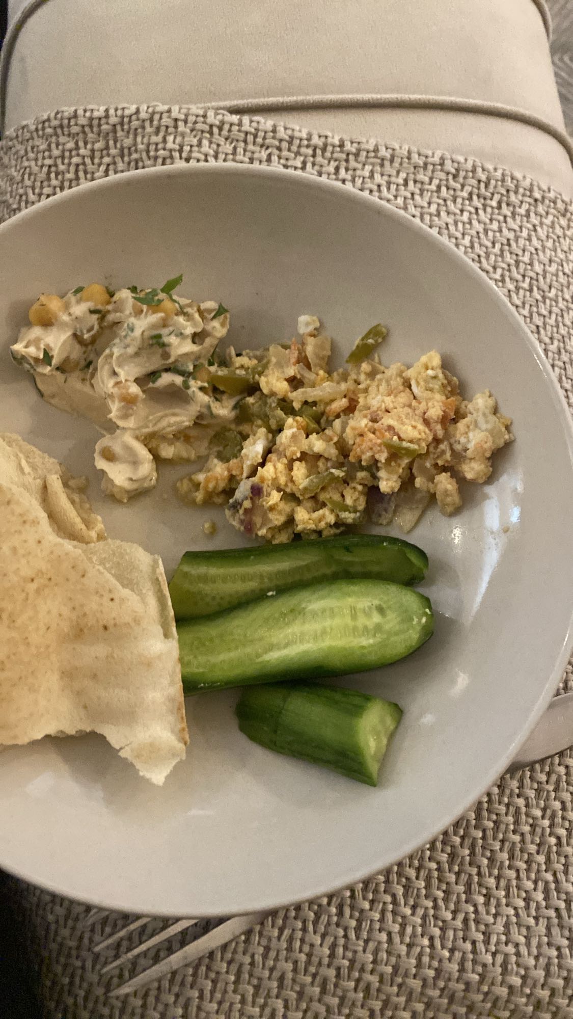 Eggs, hummus & veggies