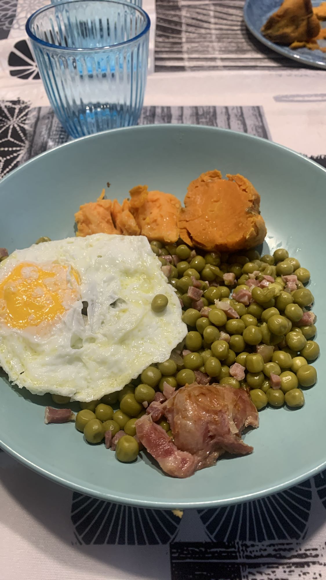 huevo, guisantes y batata