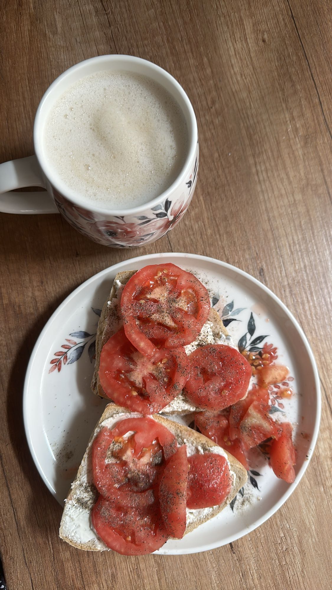 Tosty z pomidorem i kawą