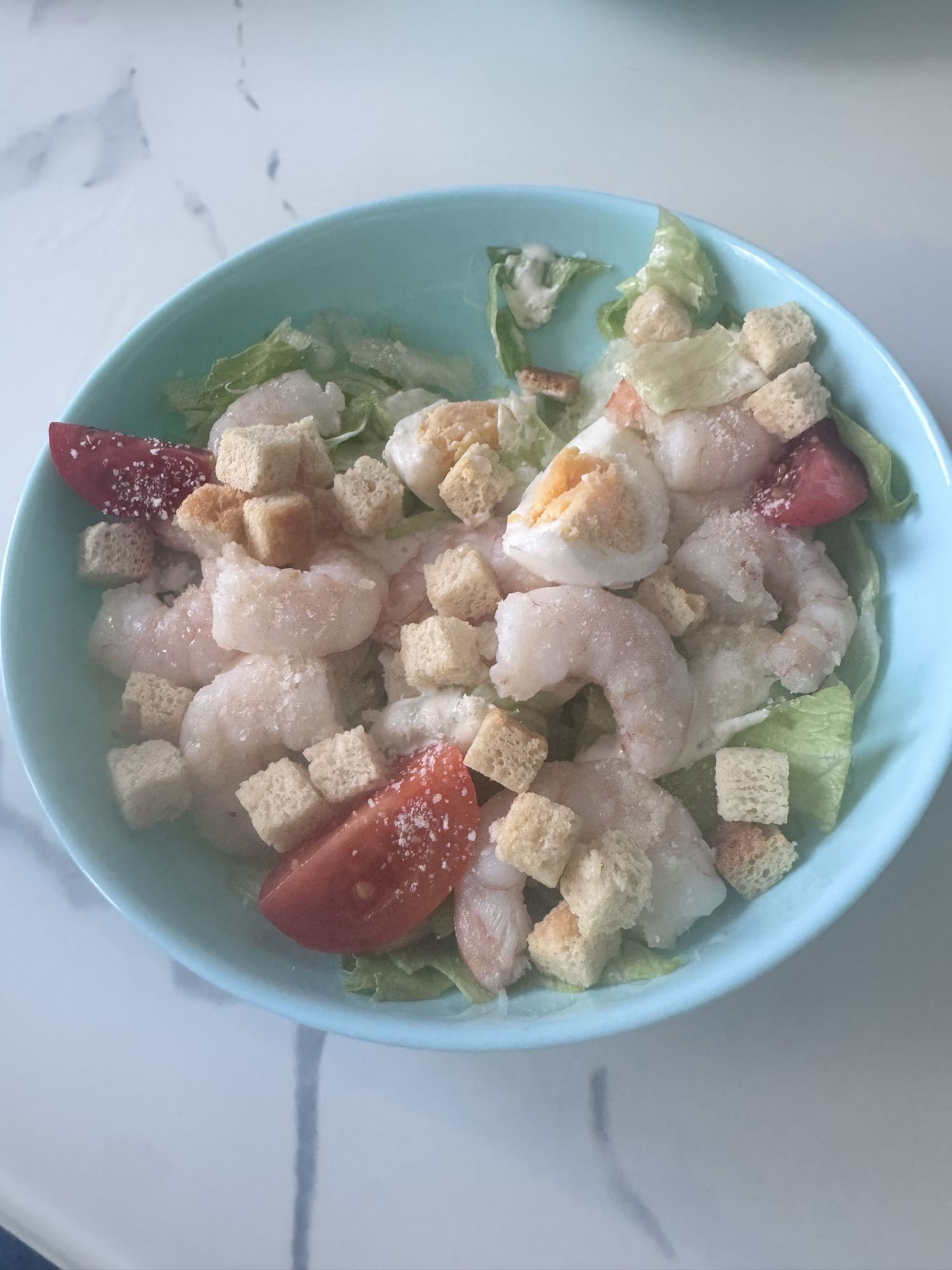 Салат с креветками и яйцом