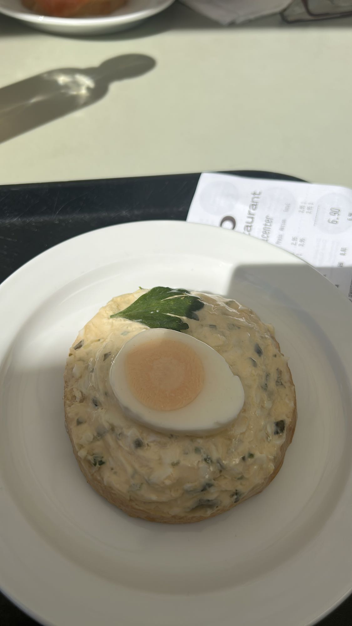 Eiersalat auf Brötchen