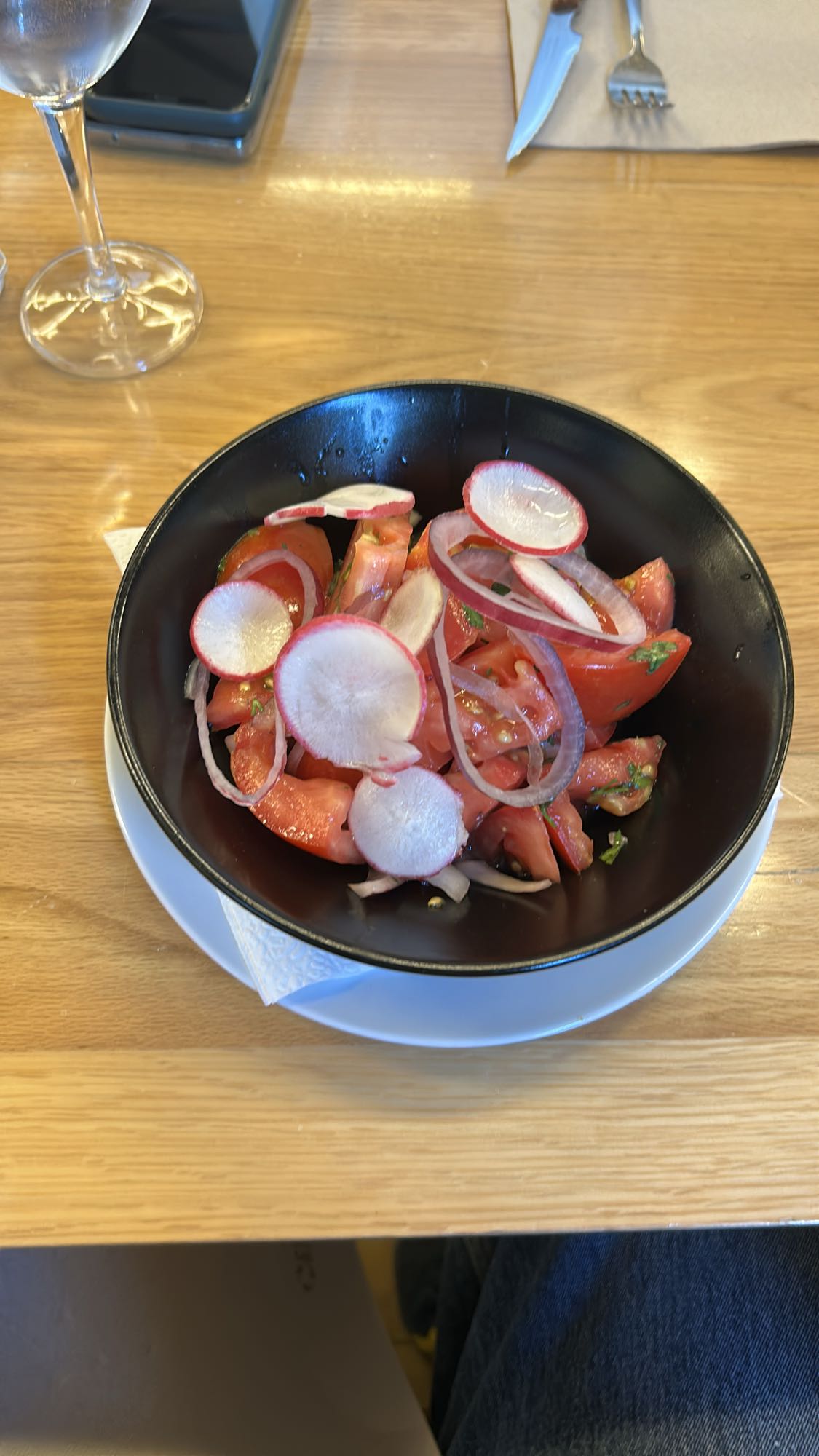 ensalada de tomate y rábano