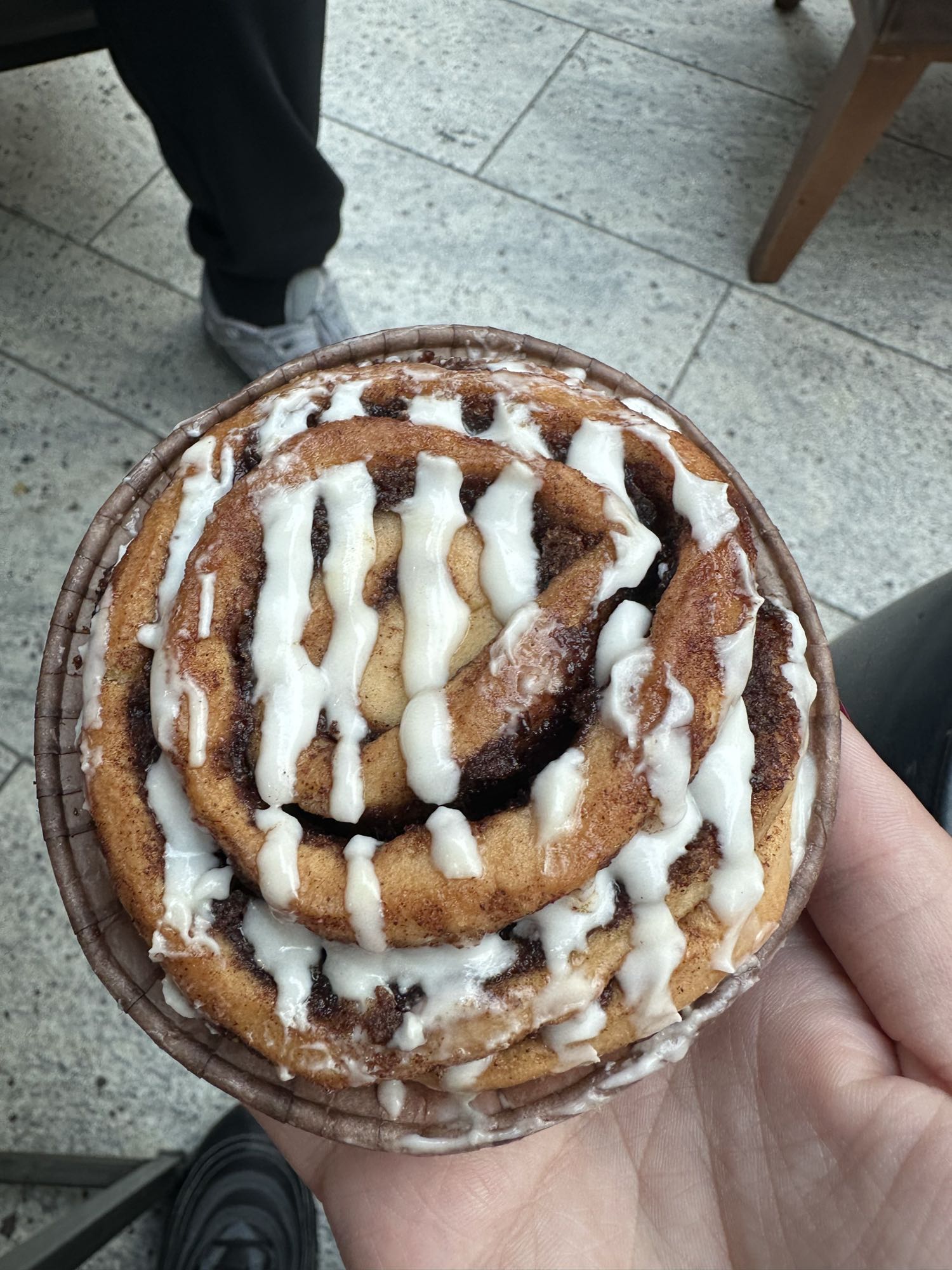 Cynamonowa bułeczka z lukrem