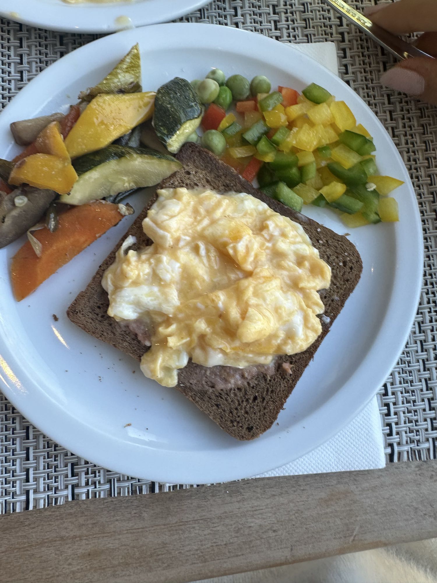 Tostada con huevo y verduras