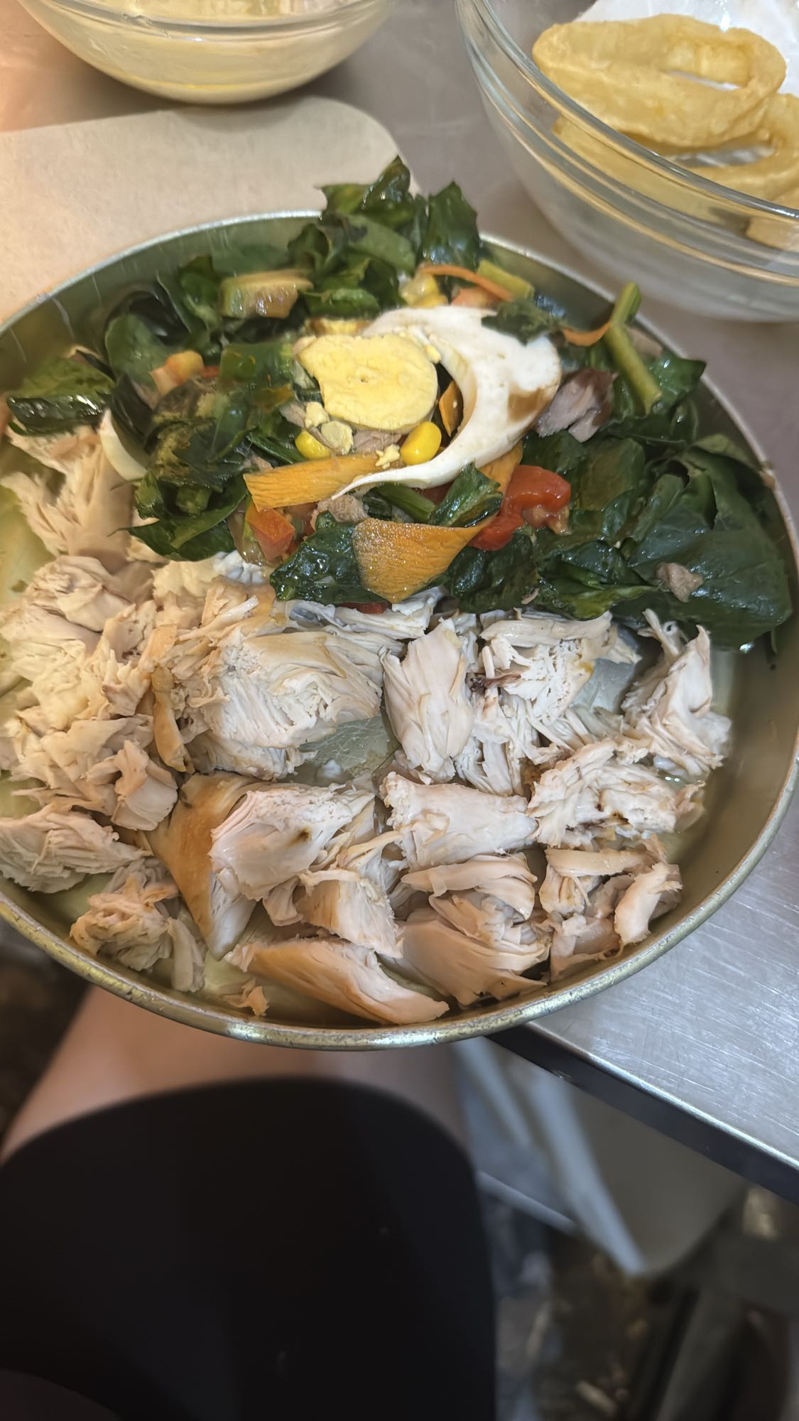 Ensalada de pollo y huevo