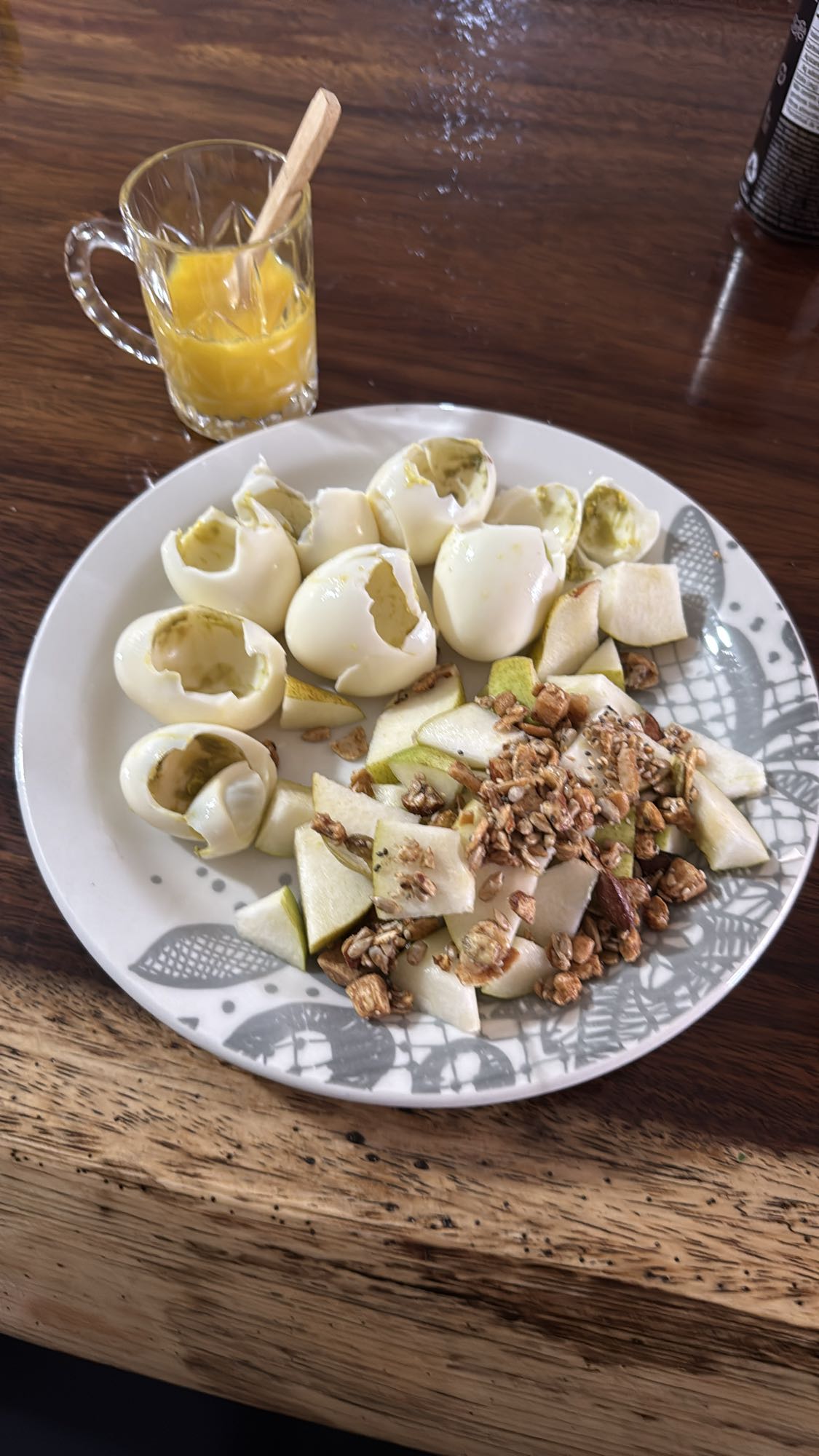 Clara de ovo cozida e granola zero açúcar