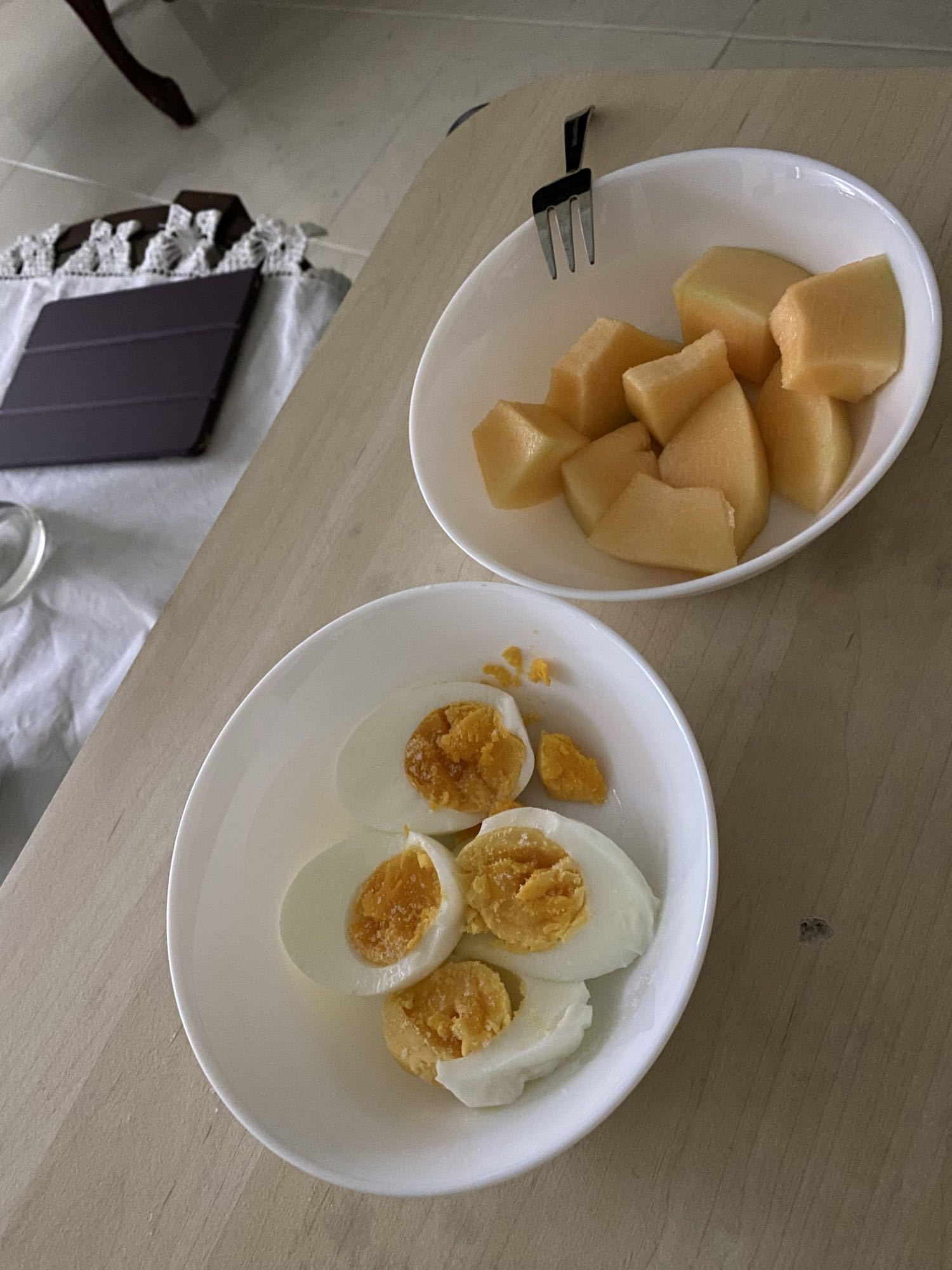 Huevos cocidos y melón