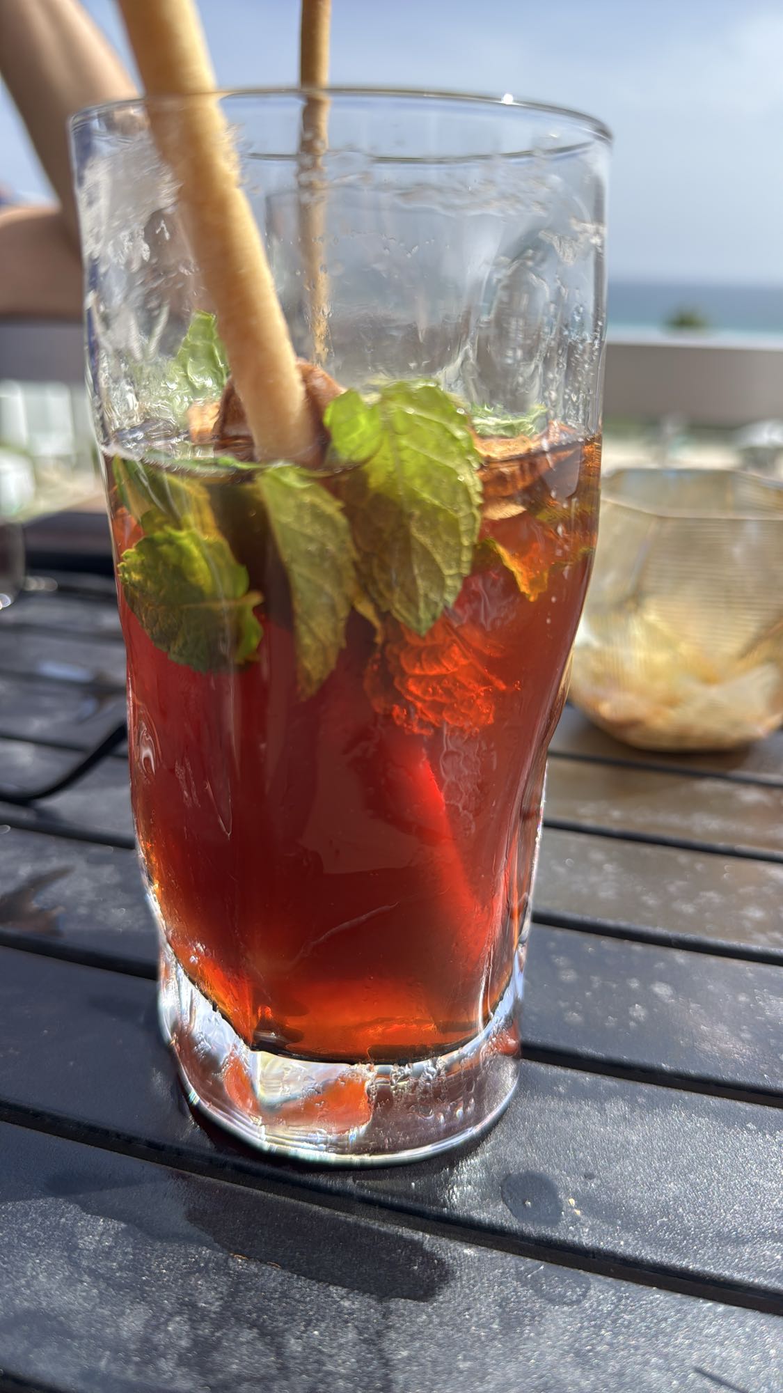 Eistee mit Minze und Grissini