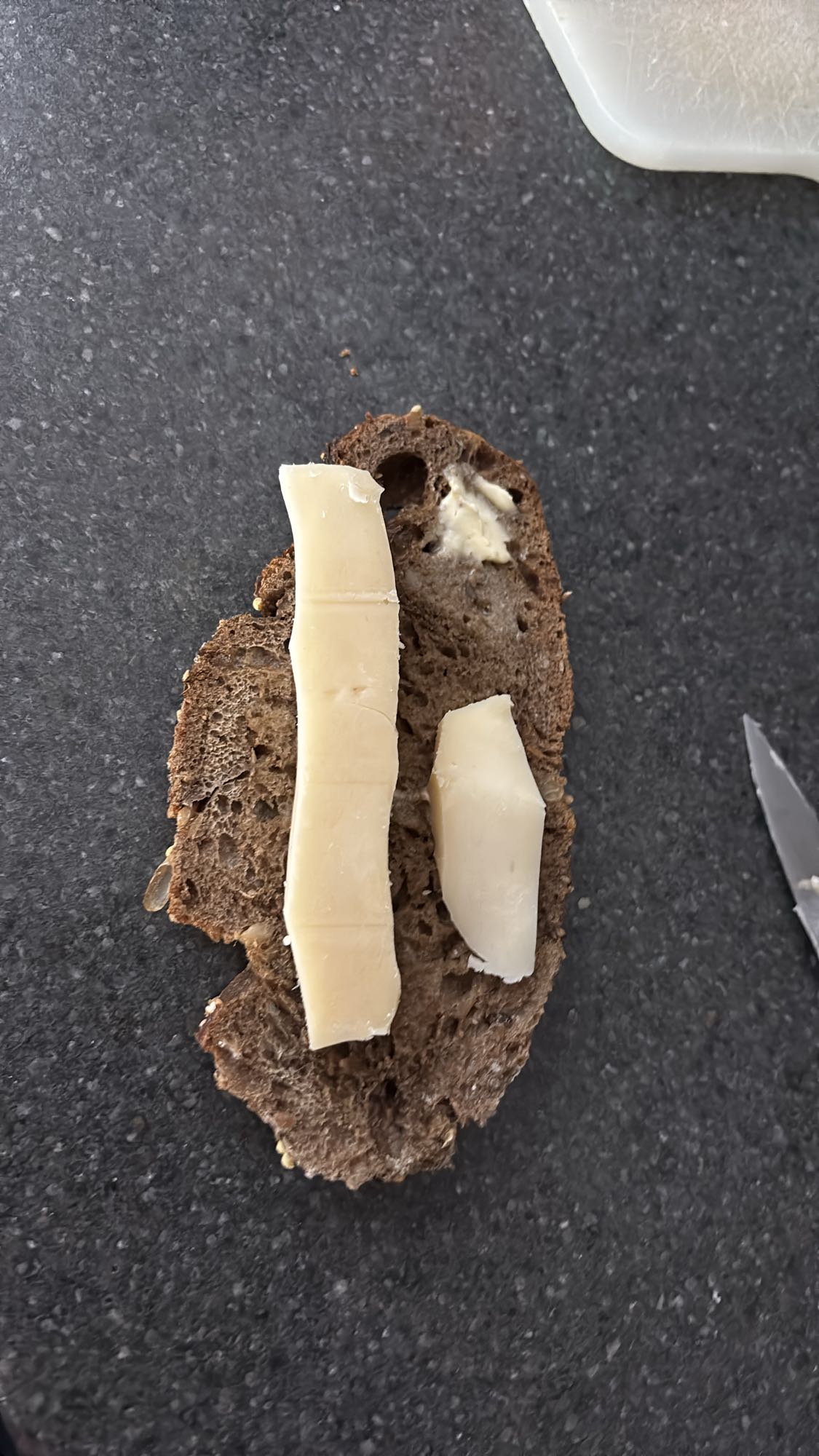 Pain complet au fromage