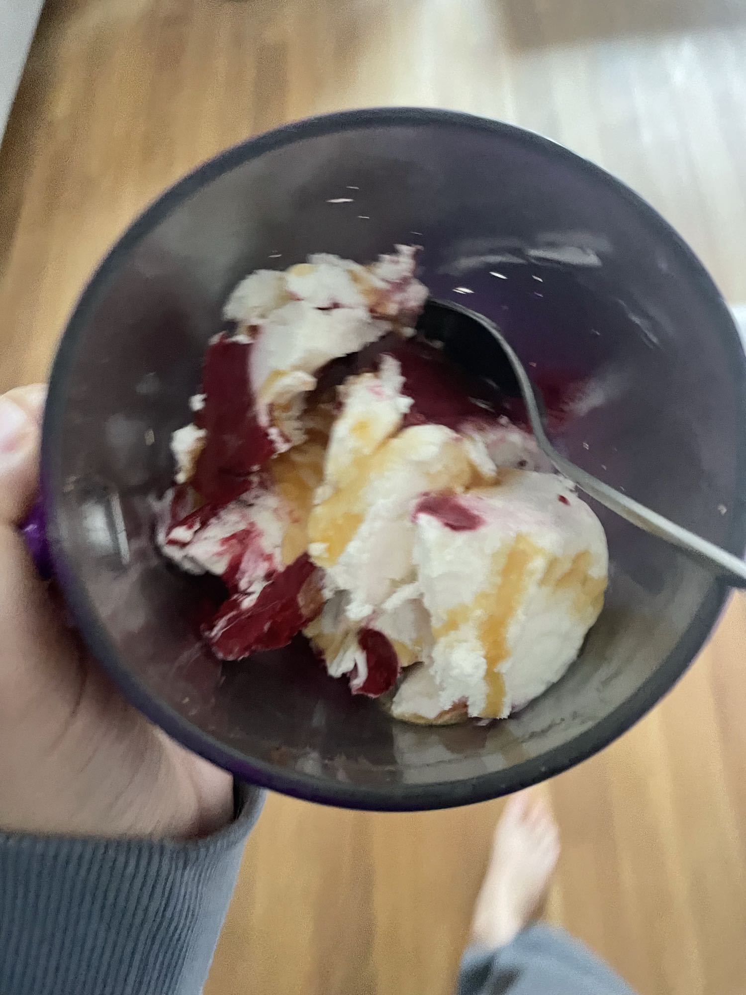 Lody z sosem owocowym